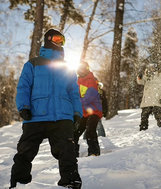 Amis avec des vêtements de ski disponible à la location sur jam