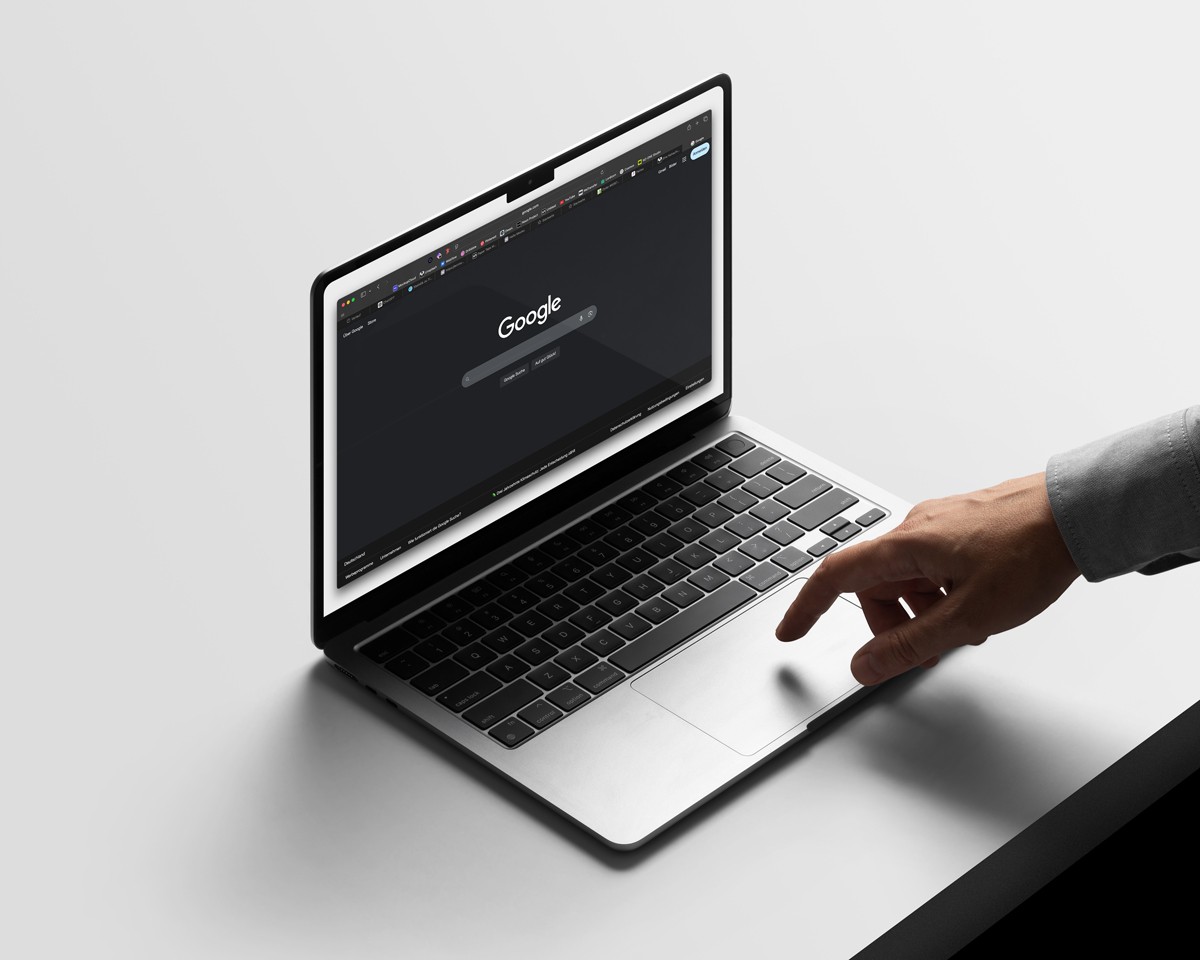 Studio Szene eines Macbook Pros mit Google auf dem Bildschirm.