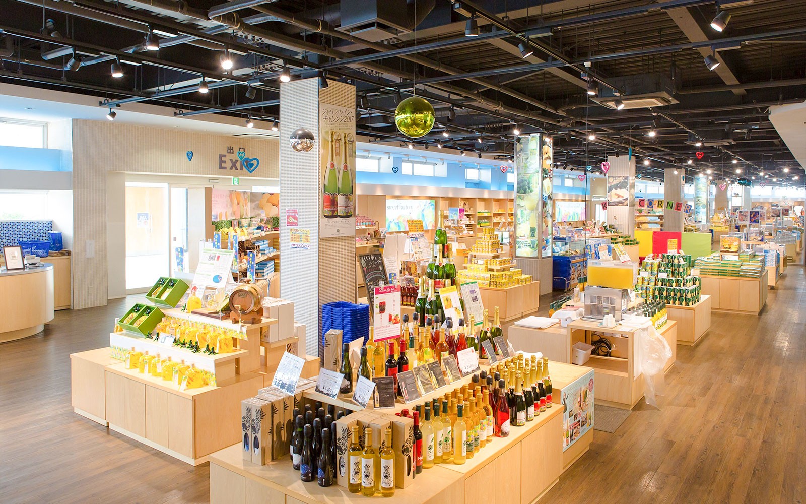 Κατάστημα δώρων στο Hakone Kowakien Yunessun με τοπικά προϊόντα και ενθύμια σε ξύλινα ράφια.