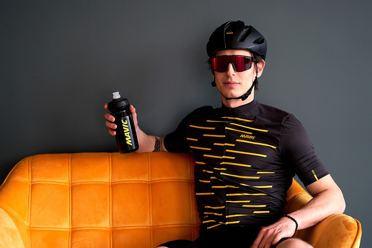 Photographie commerciale lifestyle avec homme assis et bidon de vélo