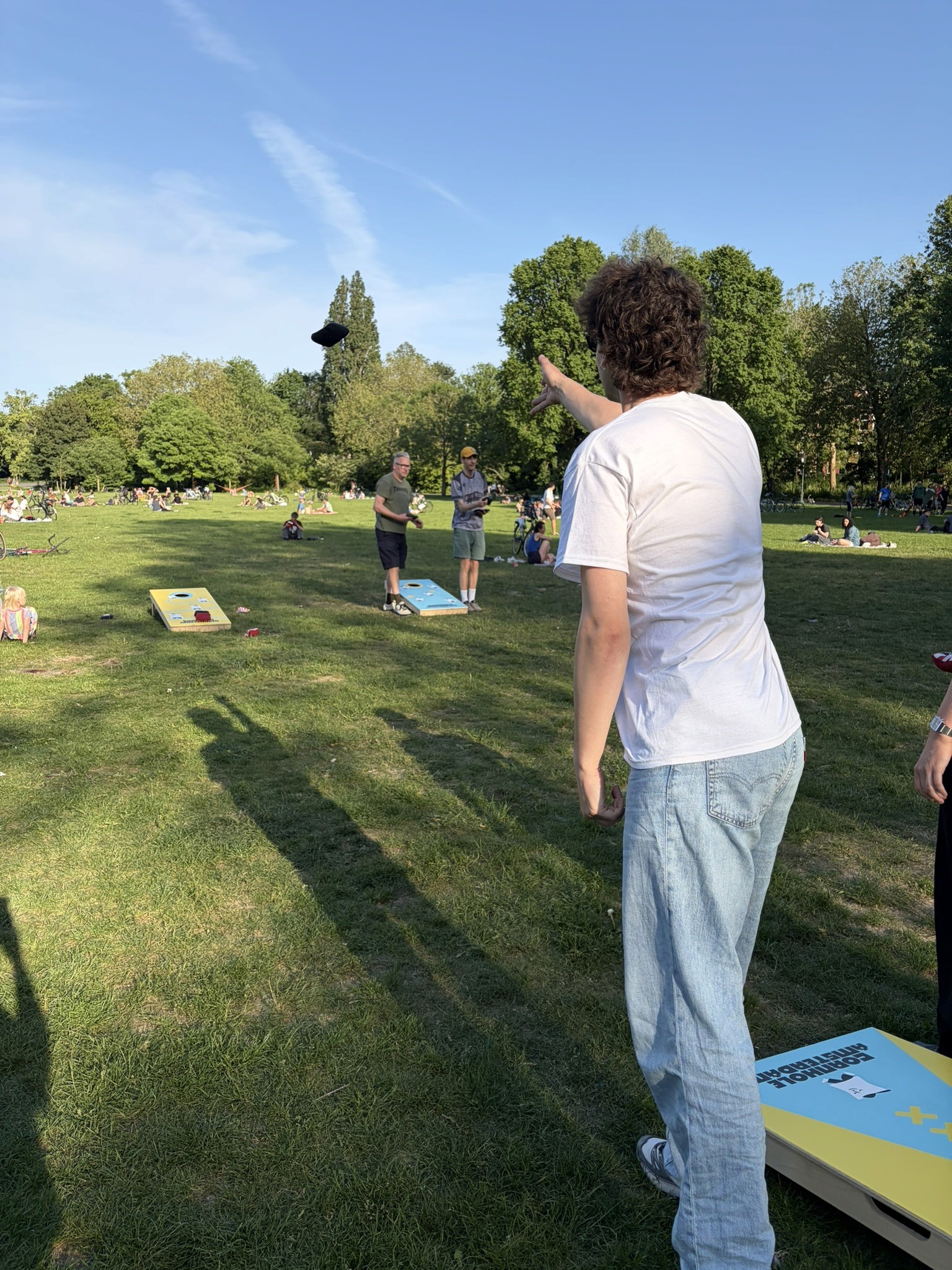 Speler werpt een zak tijdens een cornhole sessie in het park