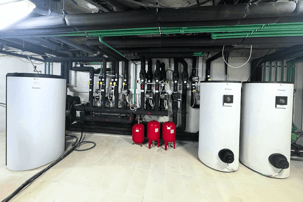 Sala técnica de producción y acumulación térmica con instalaciones eficientes en Palma de Mallorca