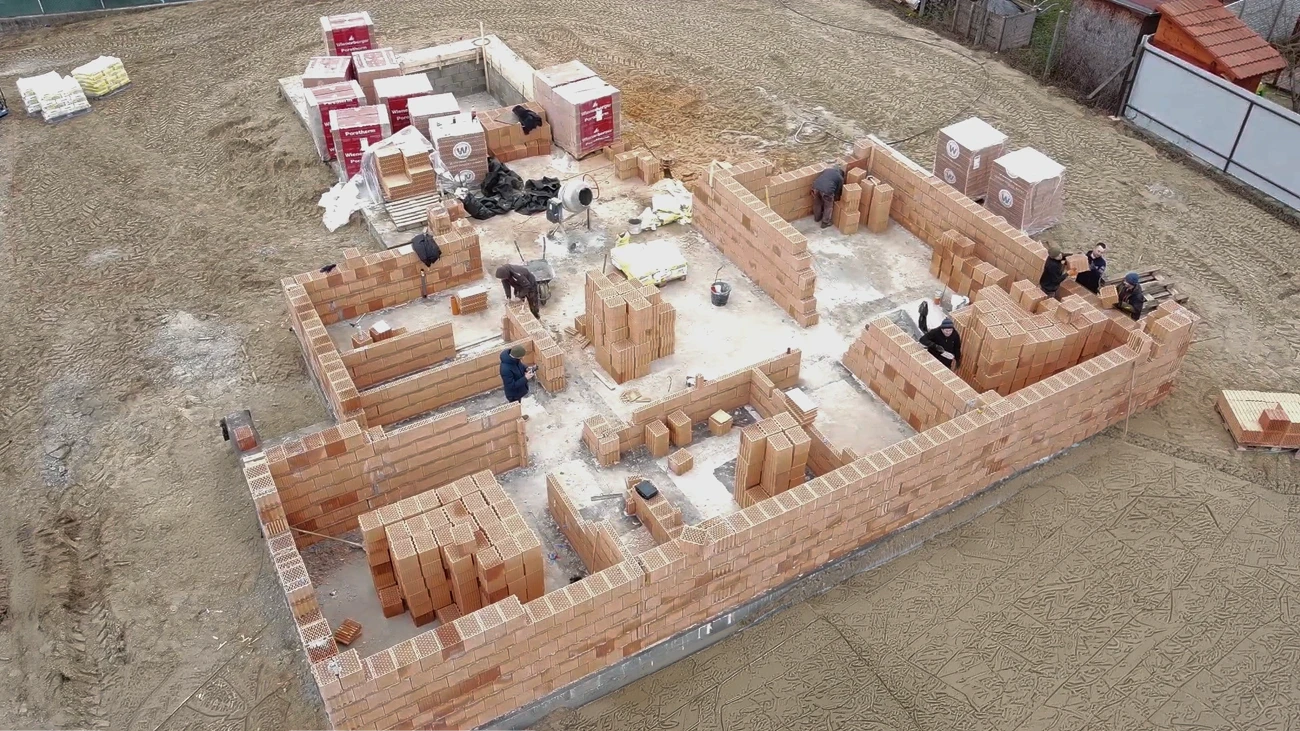 Családi ház falazási munkálatai építkezés közben drónfelvételen