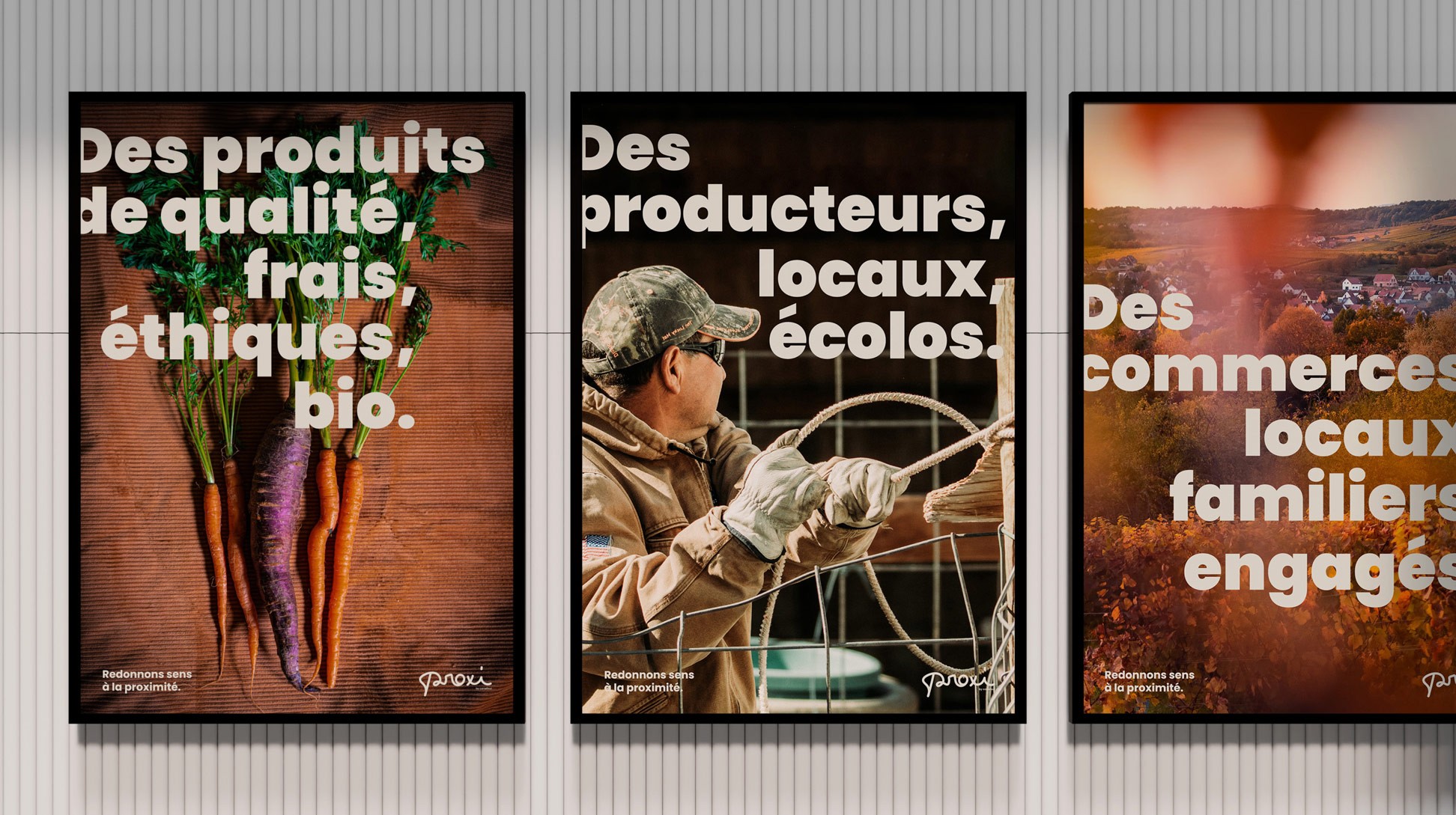 Affiches exprimant les engagements de la marque : Des produits de qualité, frais, éthiques, bio. Des producteurs locaux, écolos. Des commerces locaux, familiers, engagés.