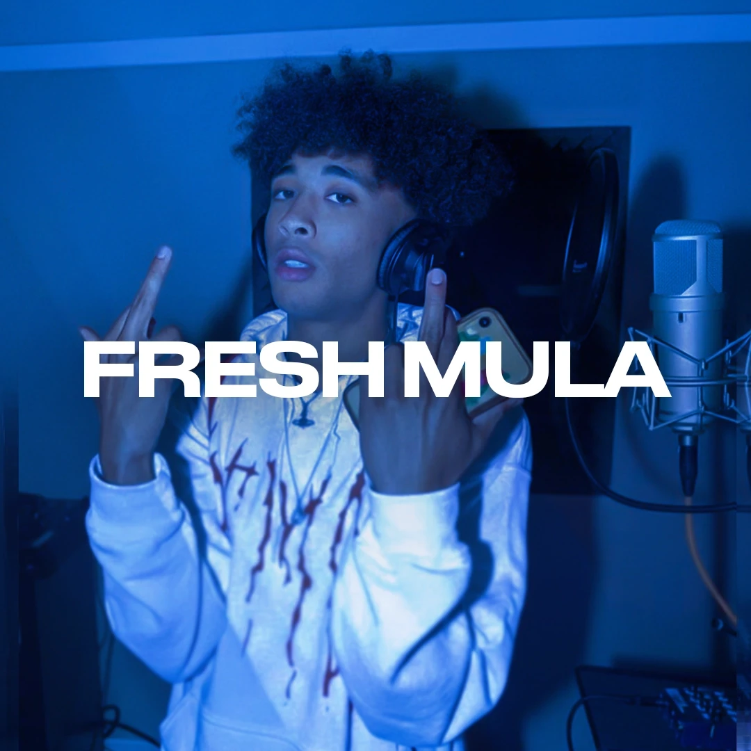 Fresh Mula in studio durante una sessione musicale.