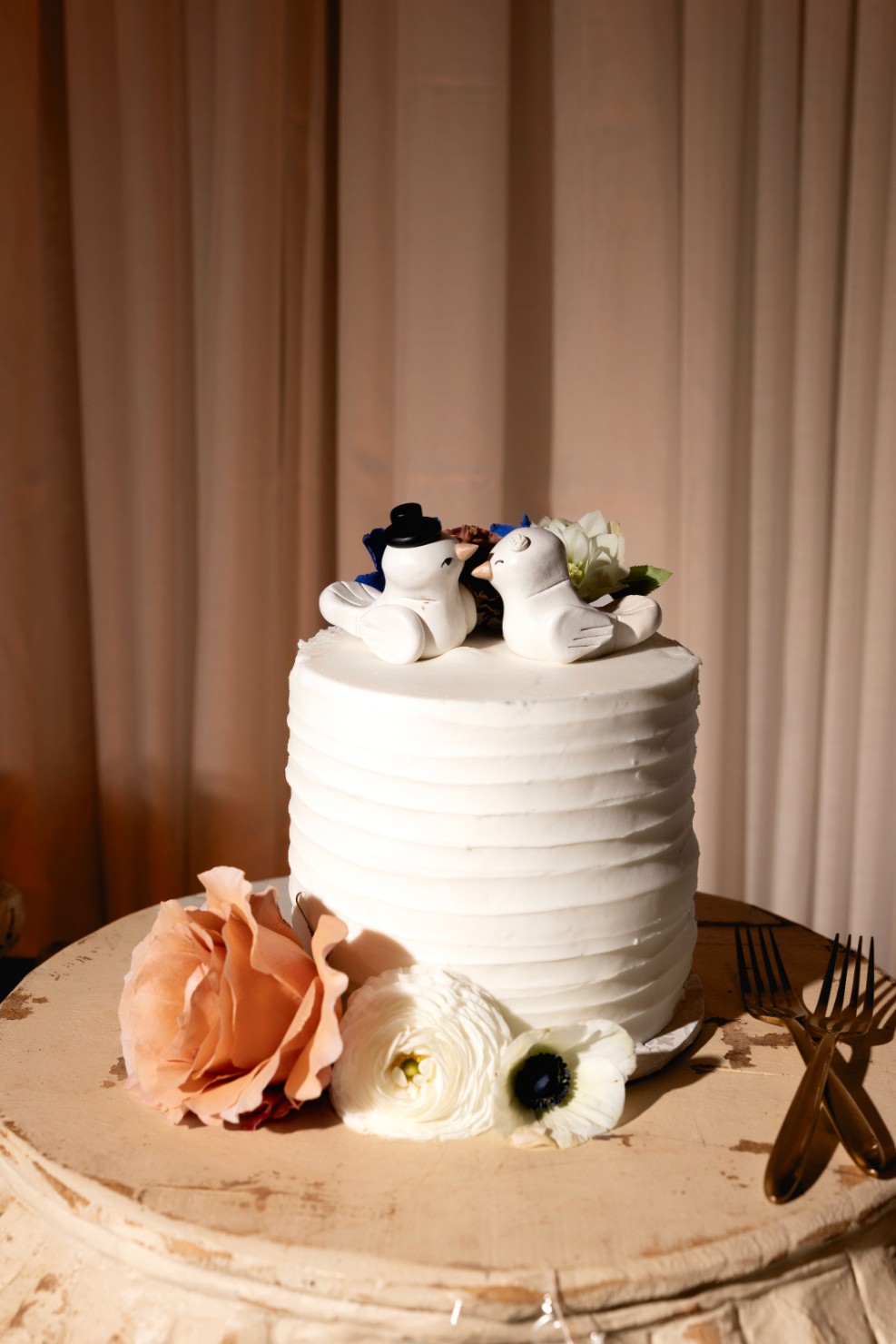 A beautifully decorated wedding cake featuring red and white roses.