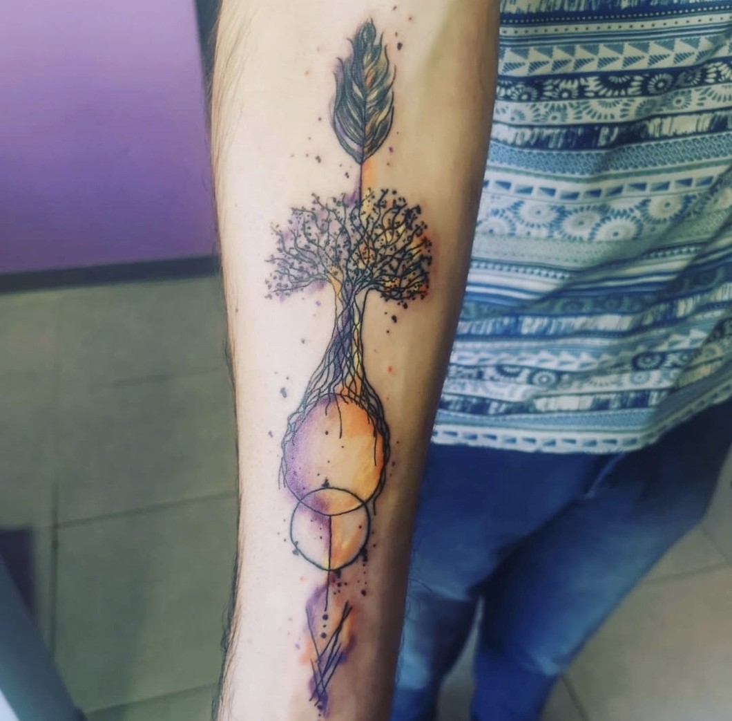 tatouage arbre avant bras noir
