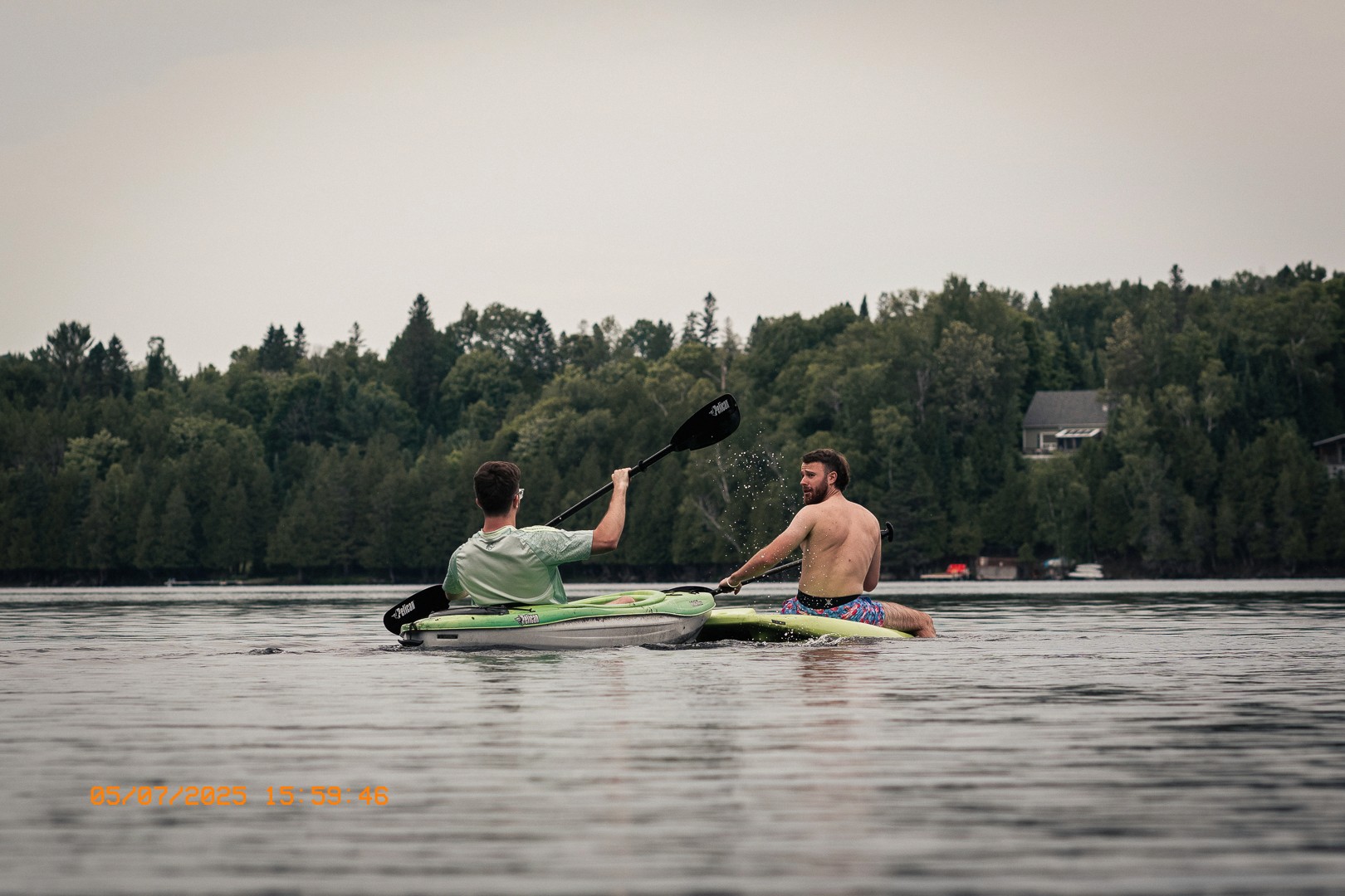 Deux hommes pagayant côte à côte sur le lac Laurel.