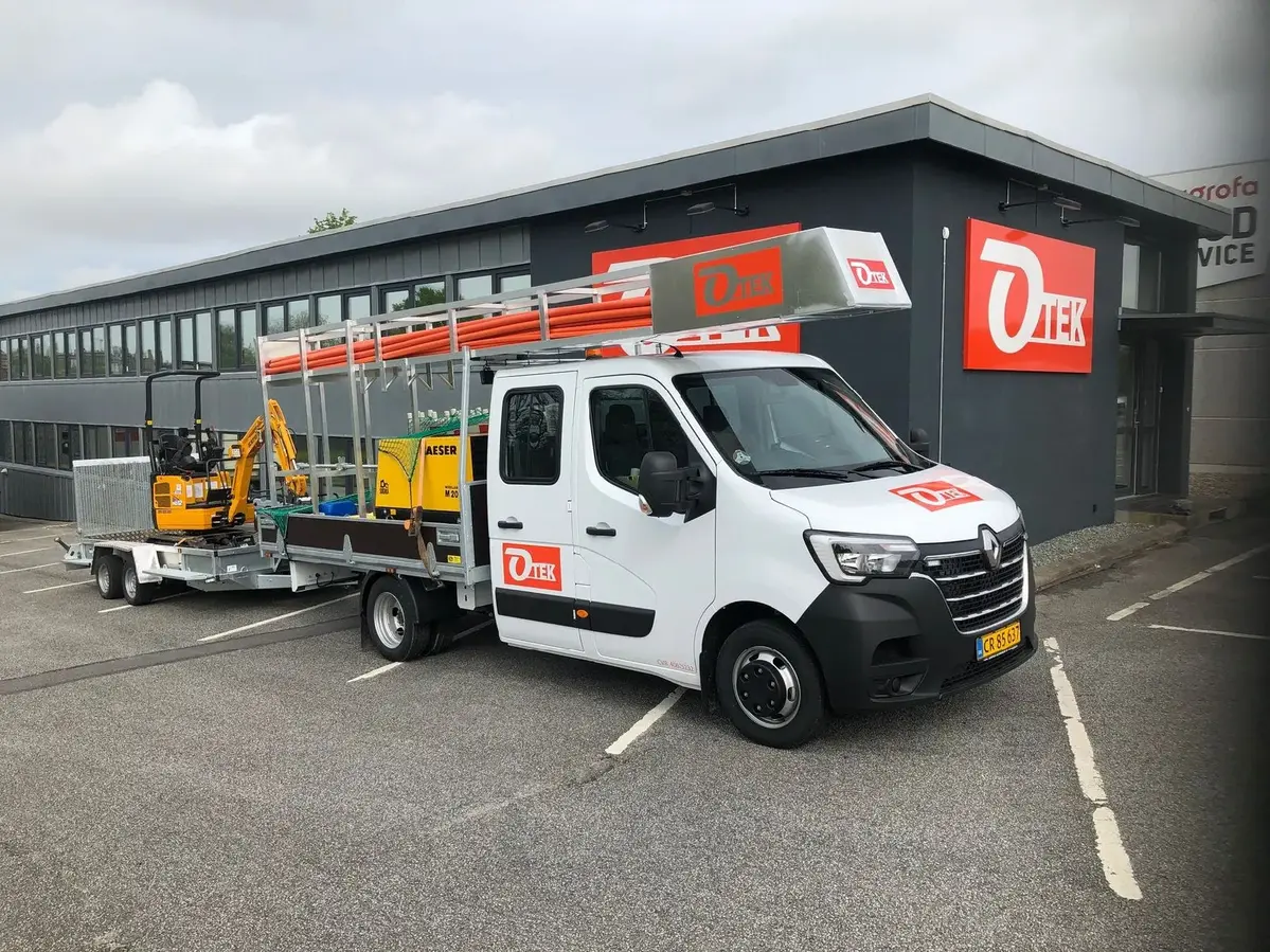 bil otek foran kontor