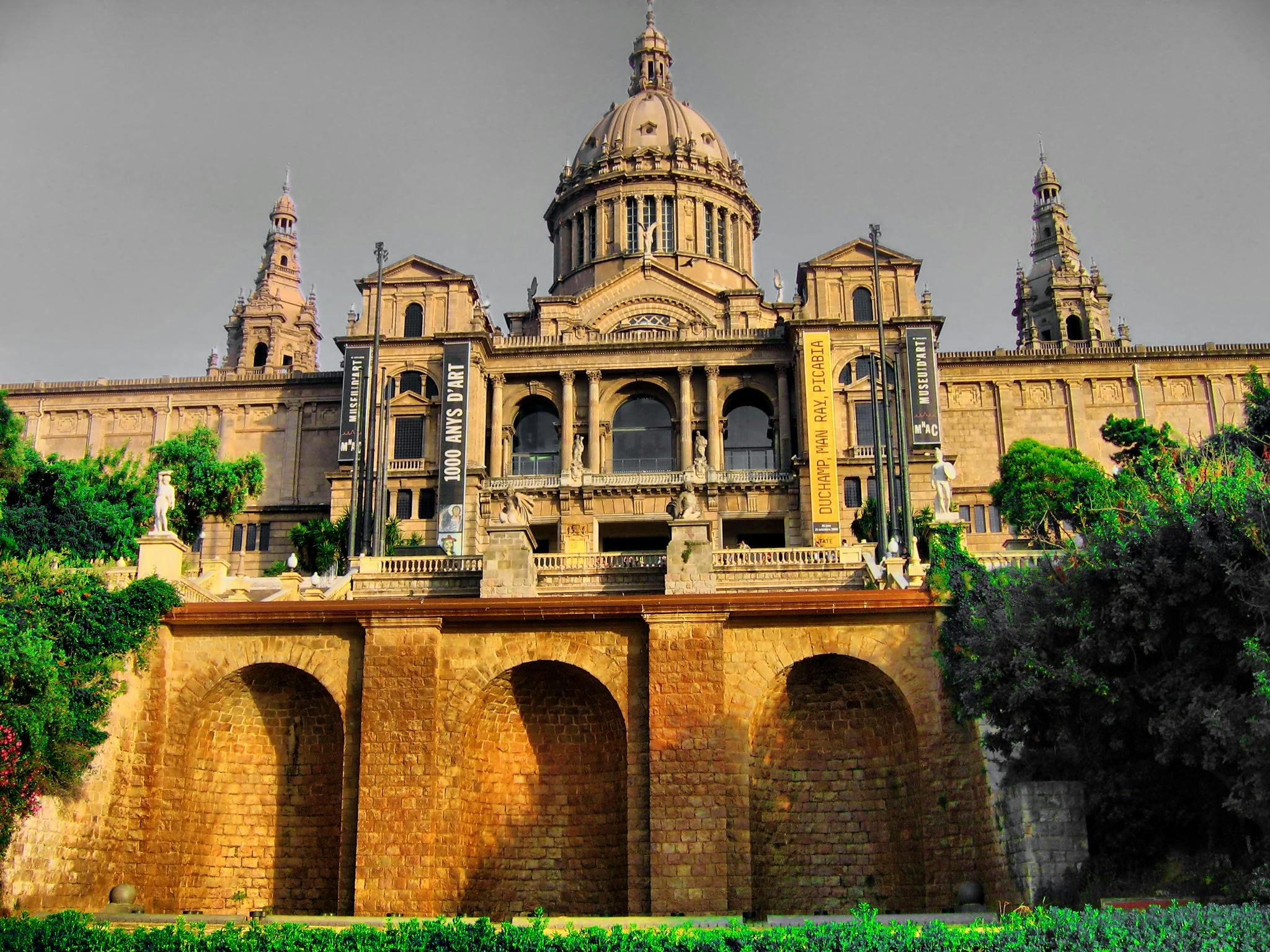 Museu Nacional d'Art de Catalunya naast Plaza España in Barcelona, een prachtig museum met een indrukwekkende architectuur.