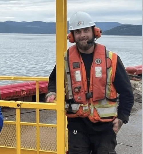 Travailleur portant un casque et un gilet de sécurité sur un quai