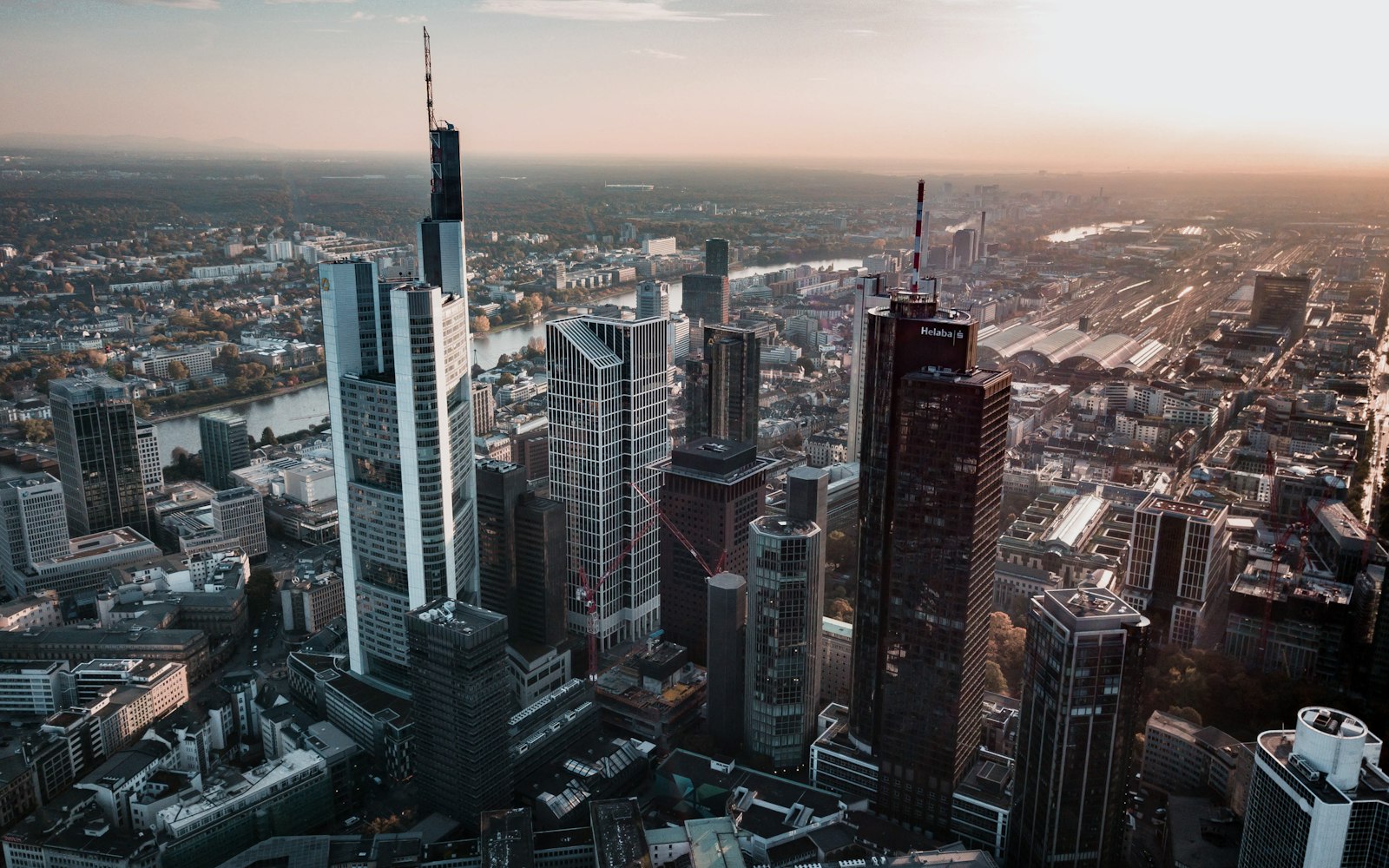 Bankenviertel als Bild zum Thema Change ohne Mandat scheitert. Wie KI-Projekte die Unterstützung des Managements halten.
