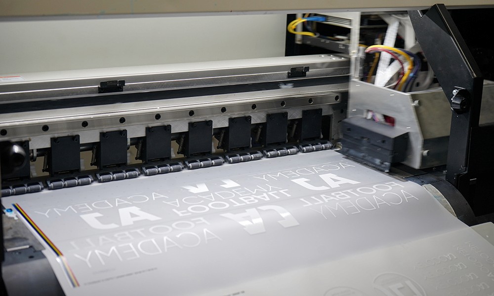 Máquina de impresión digital DTF sobre tejido — producción textil Barcelona