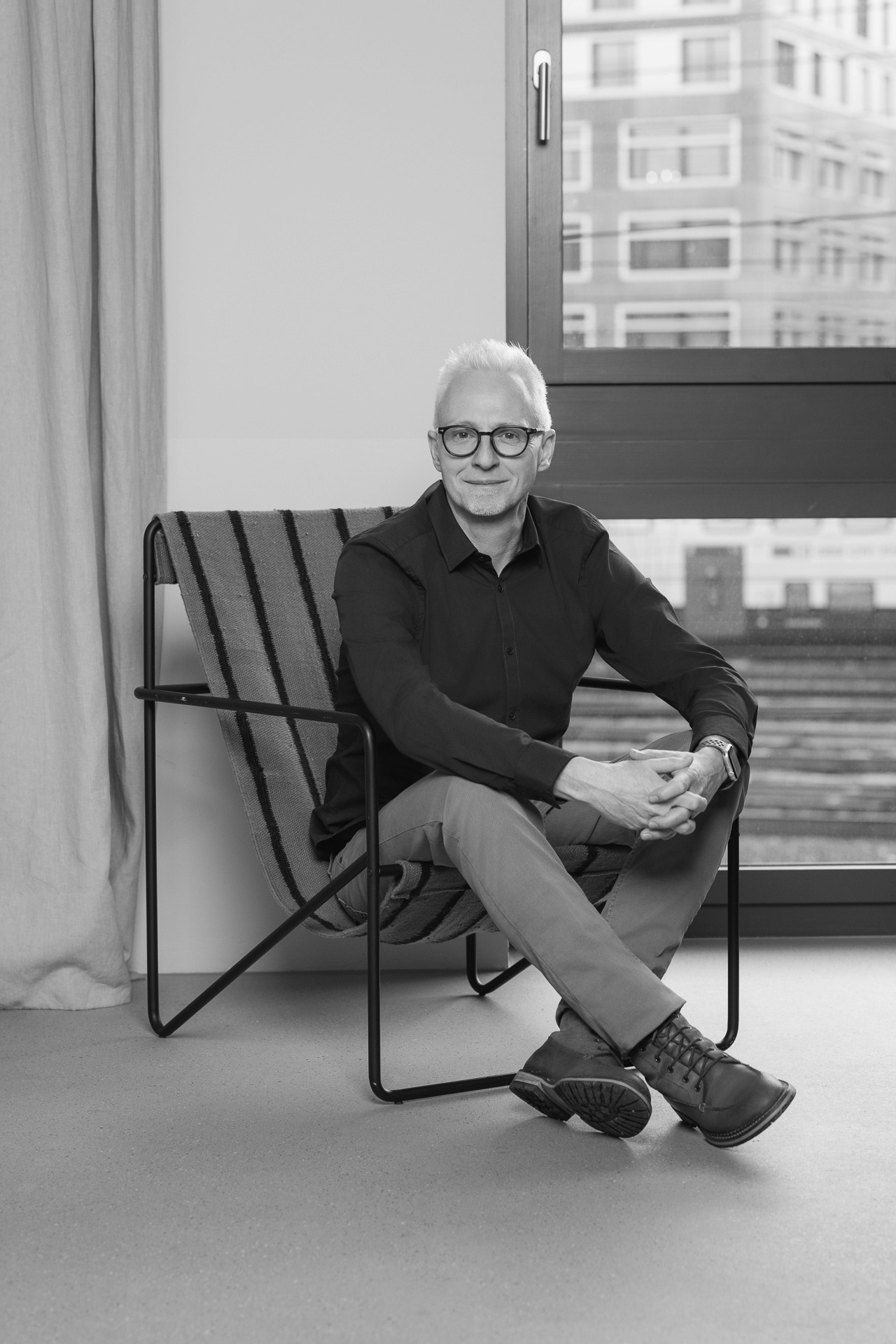 Schwarzweisses Personal Branding Portrait im Profil, reduziertes und stilvolles Businessbild aus Zürich