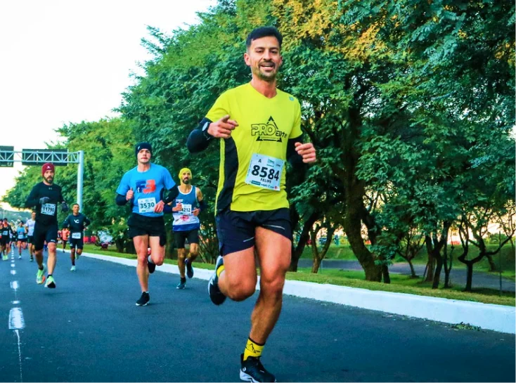 icone do treinador nestor da pro elite dando aula em um escritório com livro ao fundo