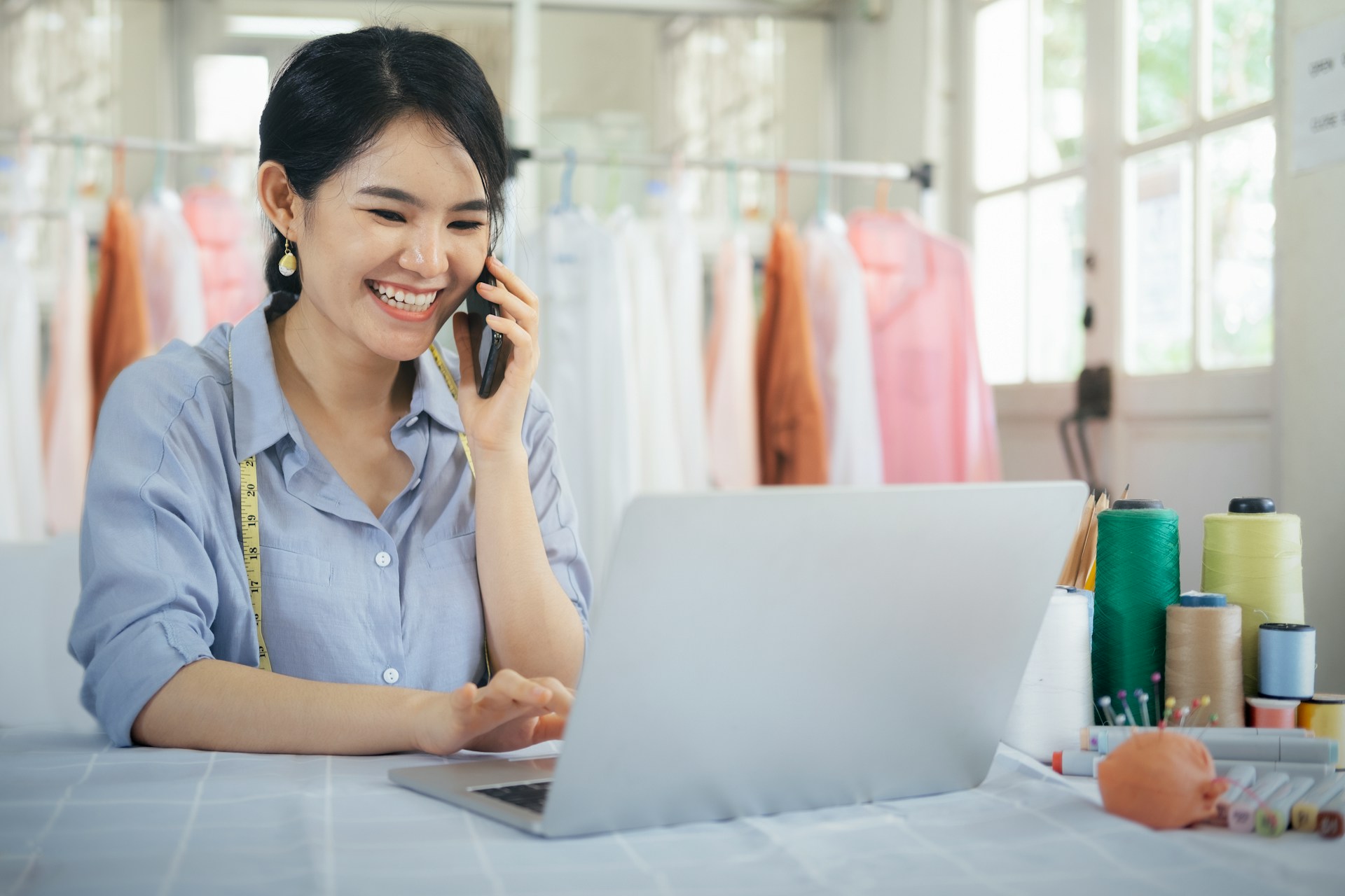 young-tailor-design-owner-woman-talking-with-customer