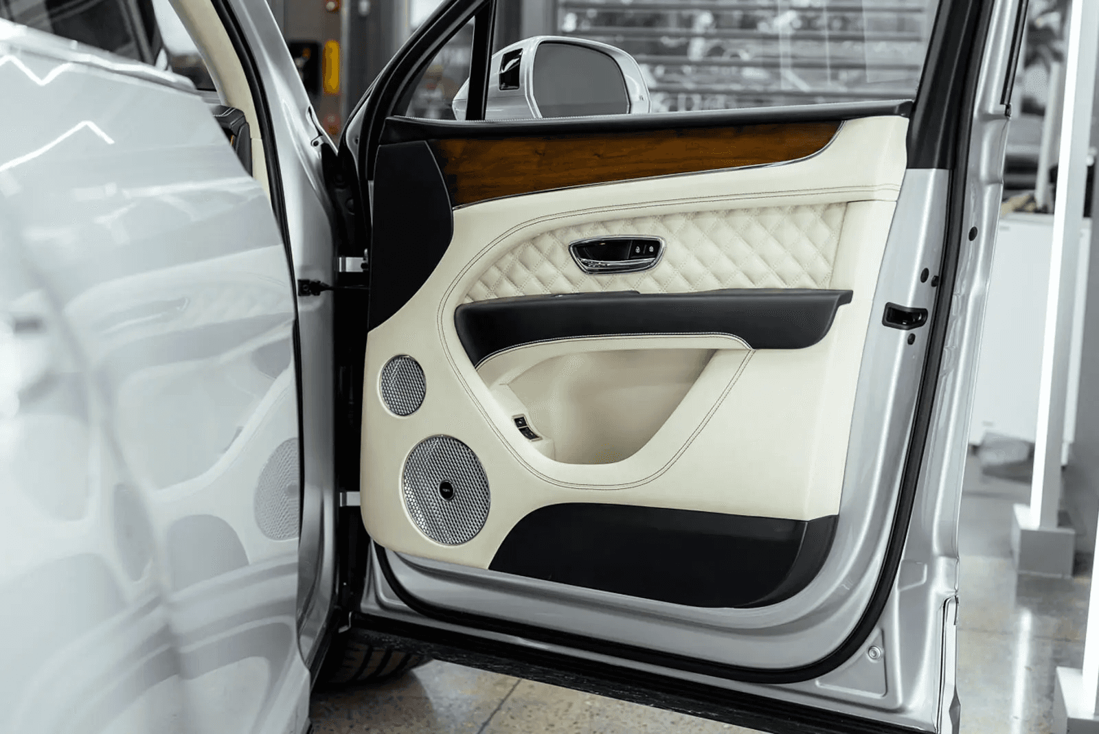 2023 Bentley Bentayga Azure photo 31