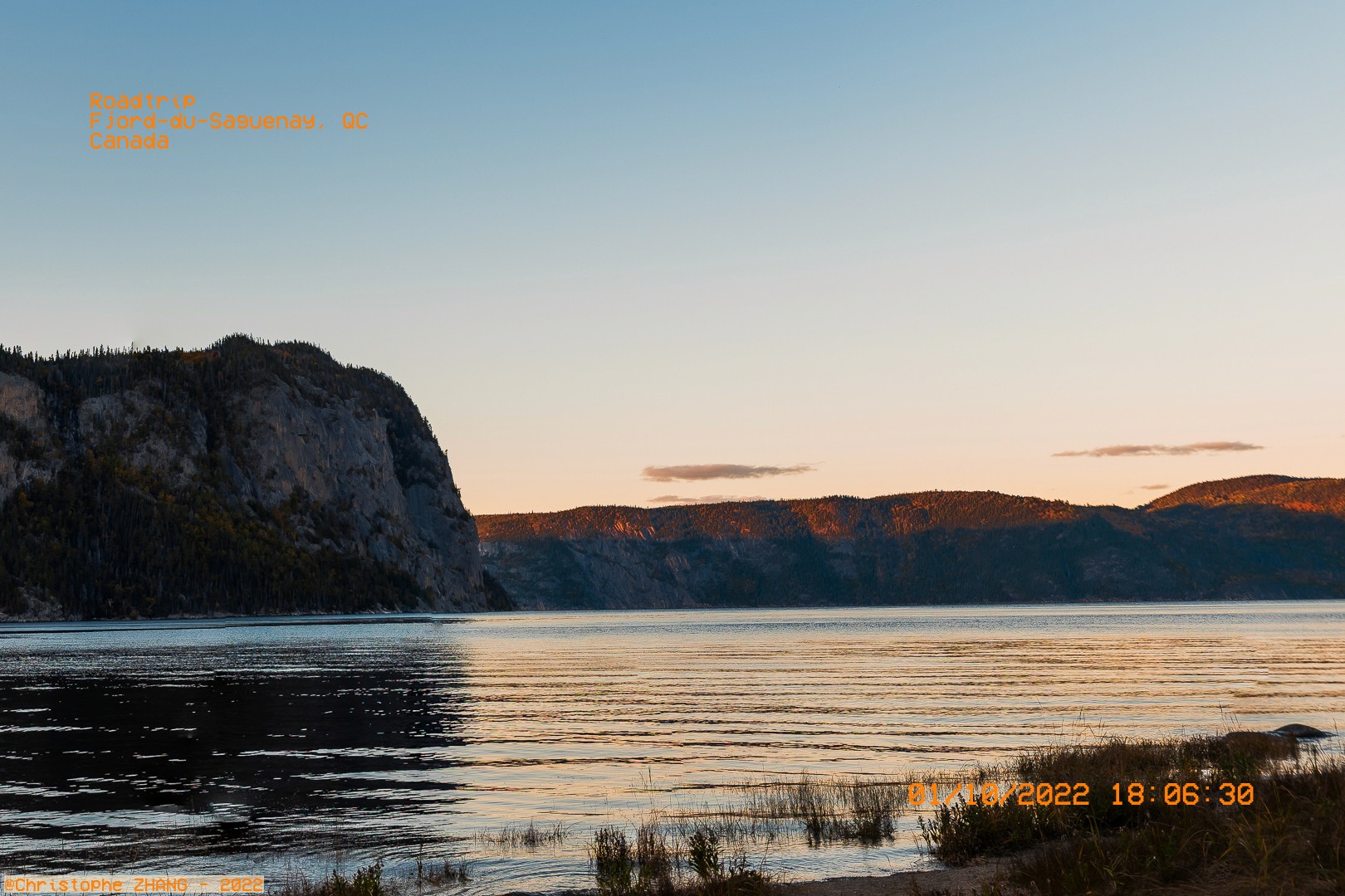 Ciel pastel au coucher du soleil sur le fjord du Saguenay.