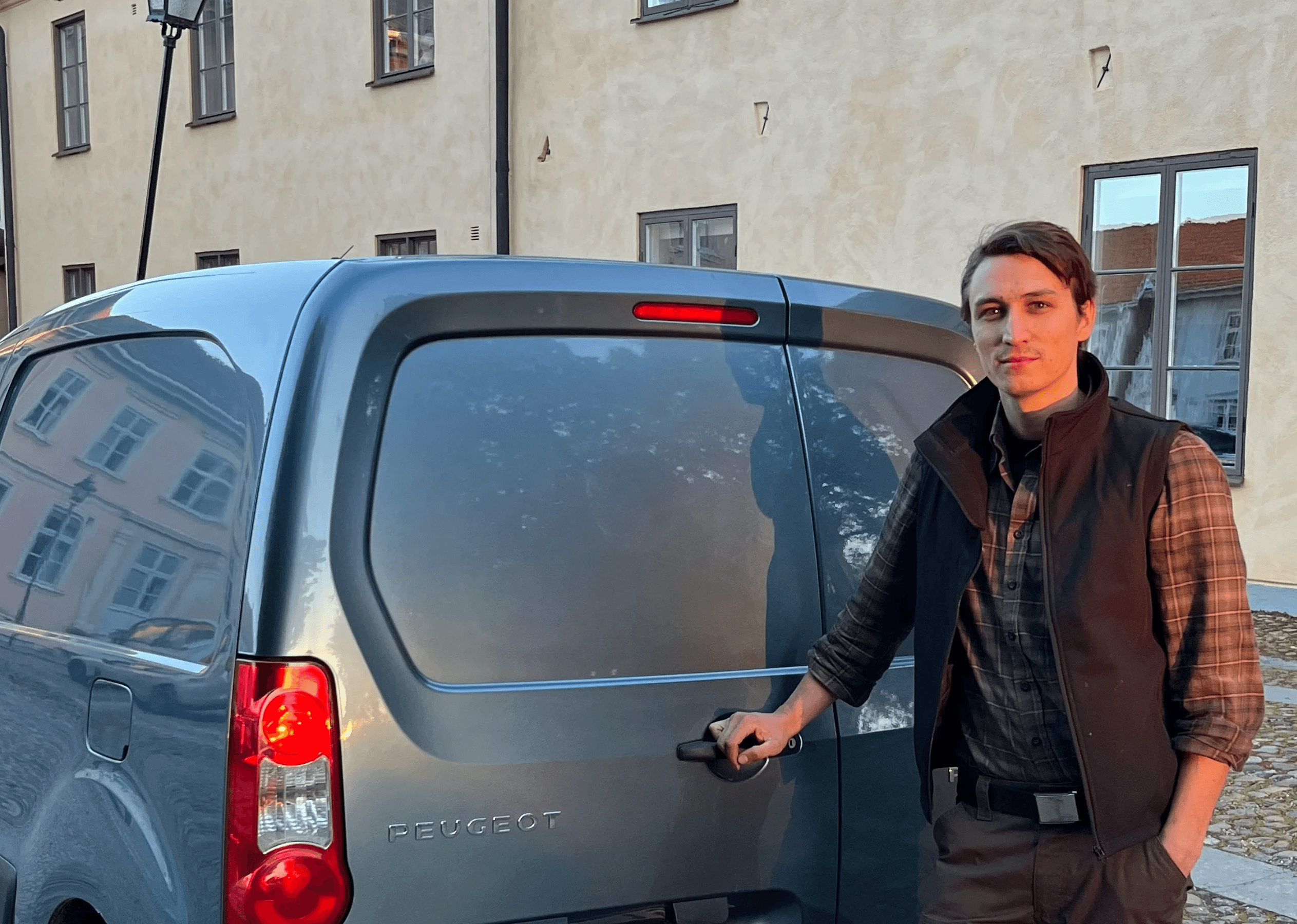 Bilmäklare vid transportbil