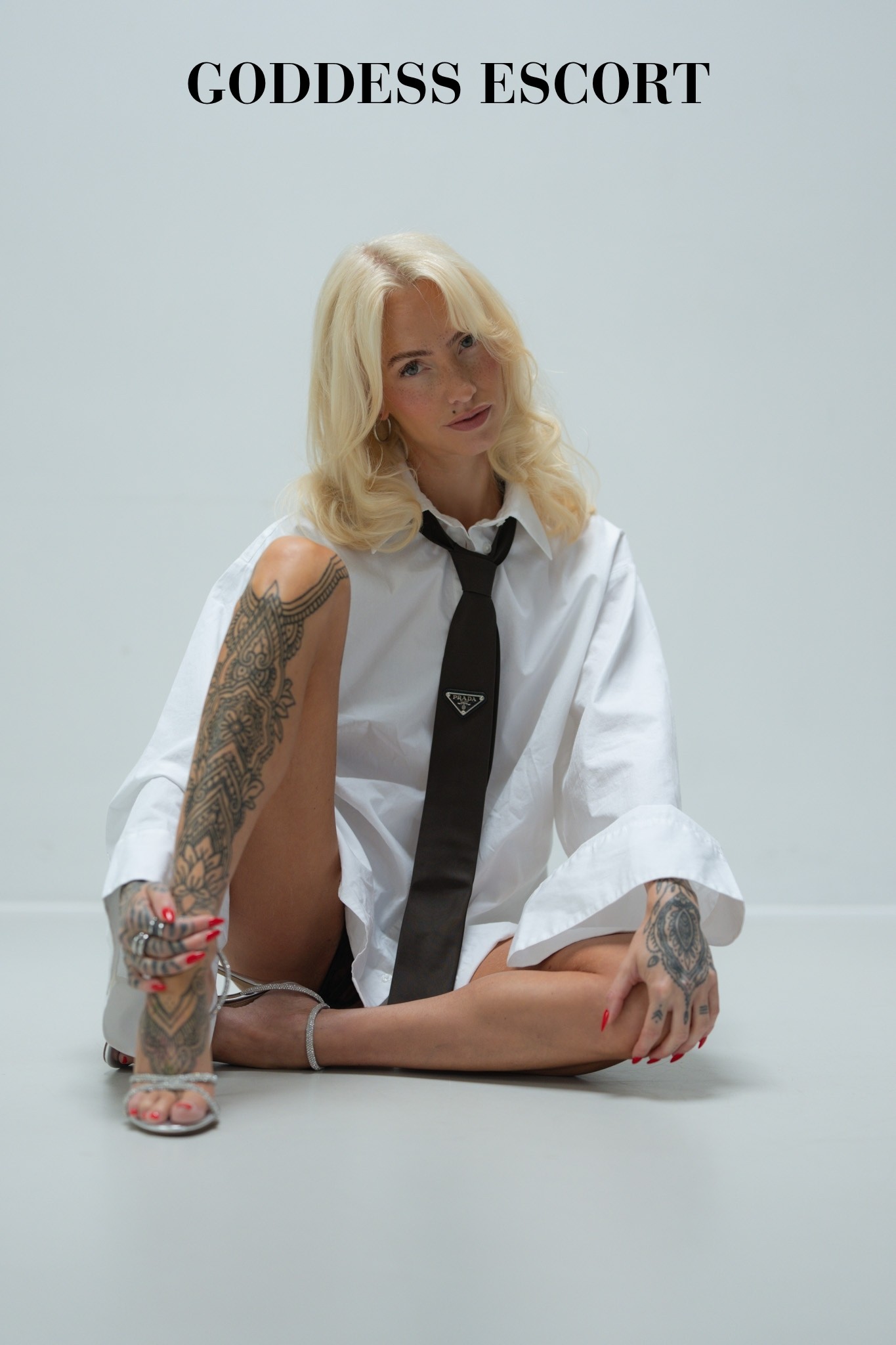 High-Class-Escort Mira bei einem stilvollen Porträtshooting