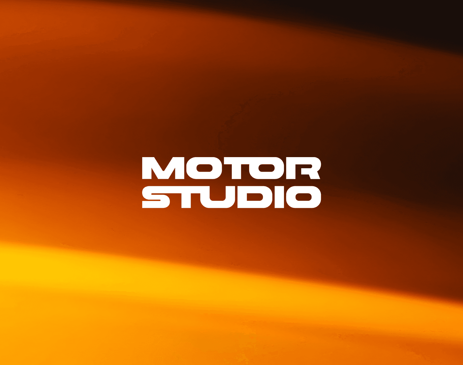 Logo Motor Studio en blanc, centré sur un fond texturé dégradé orange et noir, représentant l'identité visuelle de la marque.