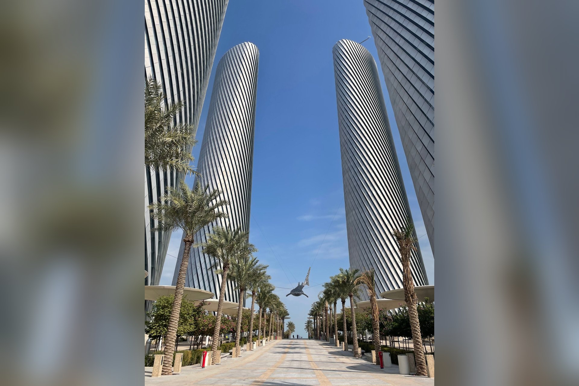 Les tours de Lusail Plaza et leur allée de palmiers, à Lusail, l'un des quartiers d'affaires du Qatar
