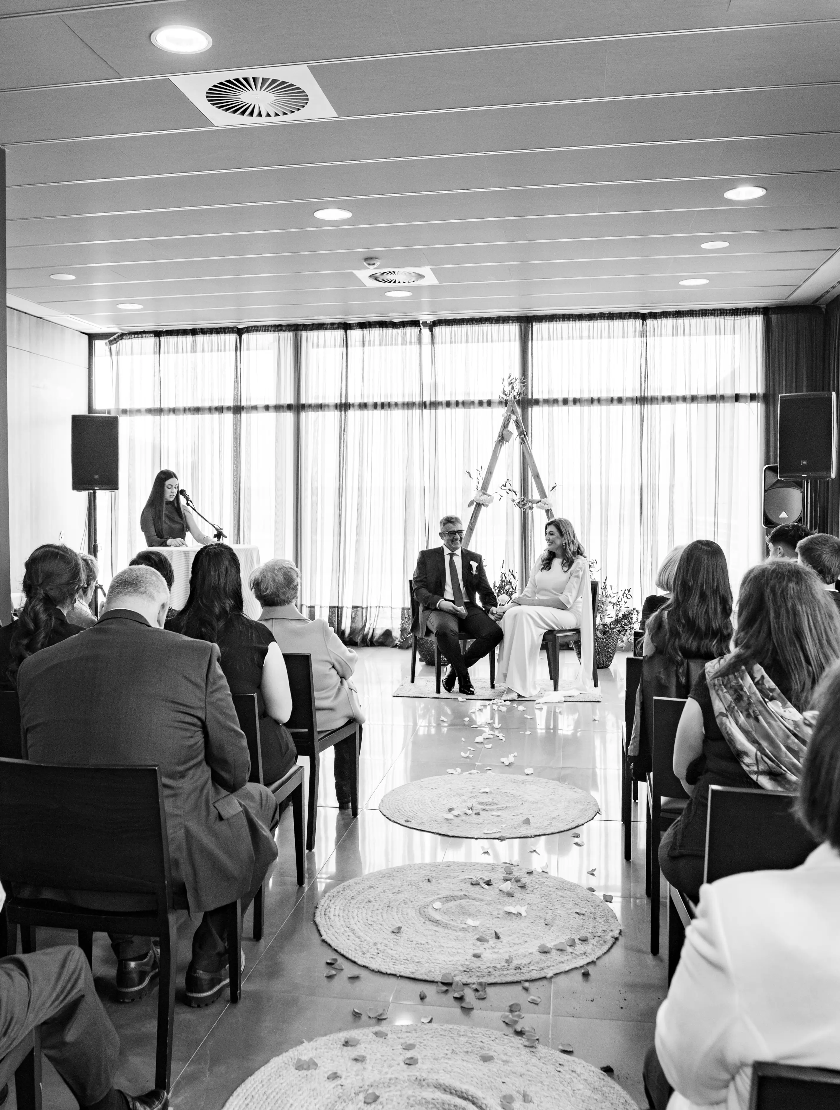 Ceremonia de boda civil con familiares e invitados