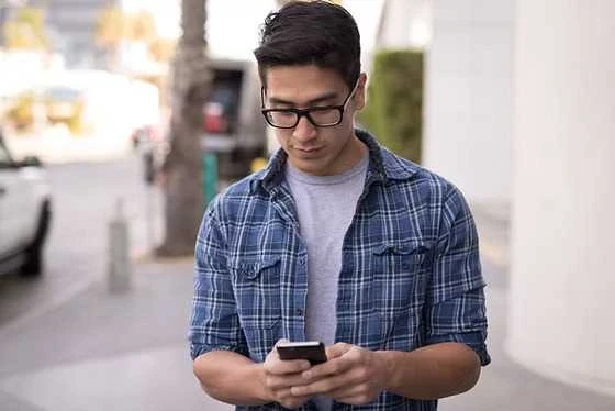 Male solo service provider reduces admin time by sending invoices on his phone