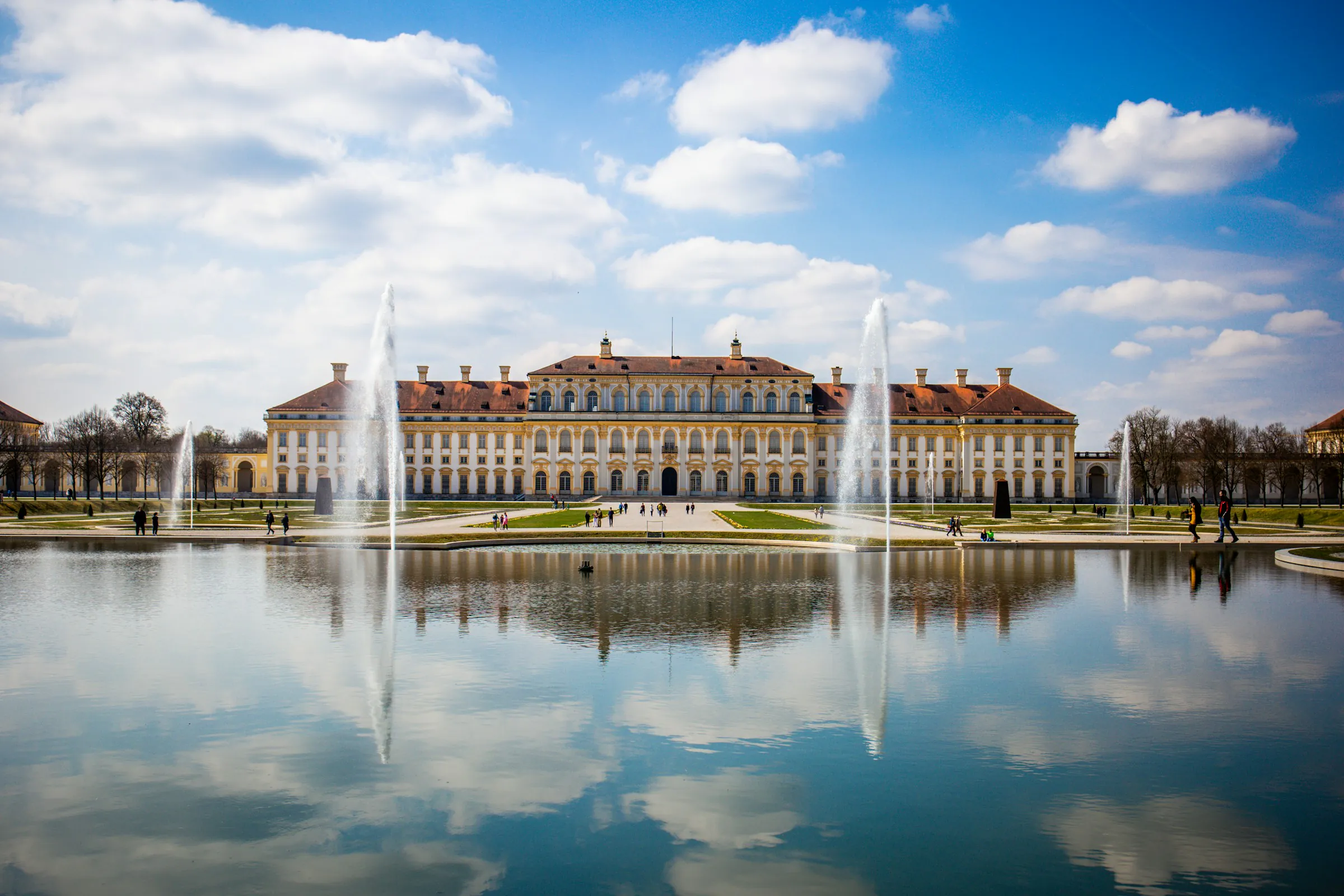 Neues Schloss Schleißheim (Oberschleißheim) mit Wasserspielen und Spiegelung im Kaskadenbecken