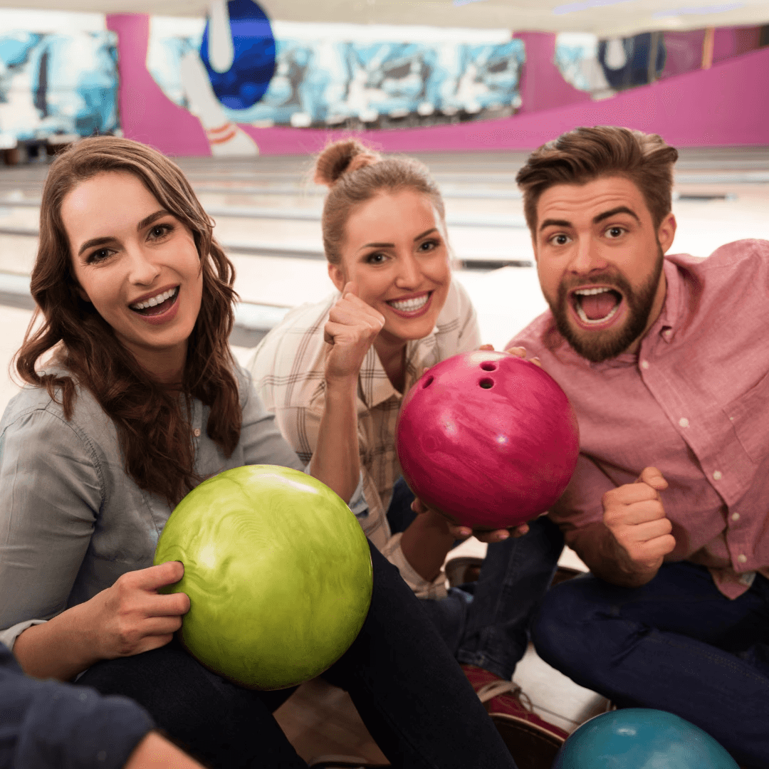 Image de jeunes gens heureux dans une salle de bowling