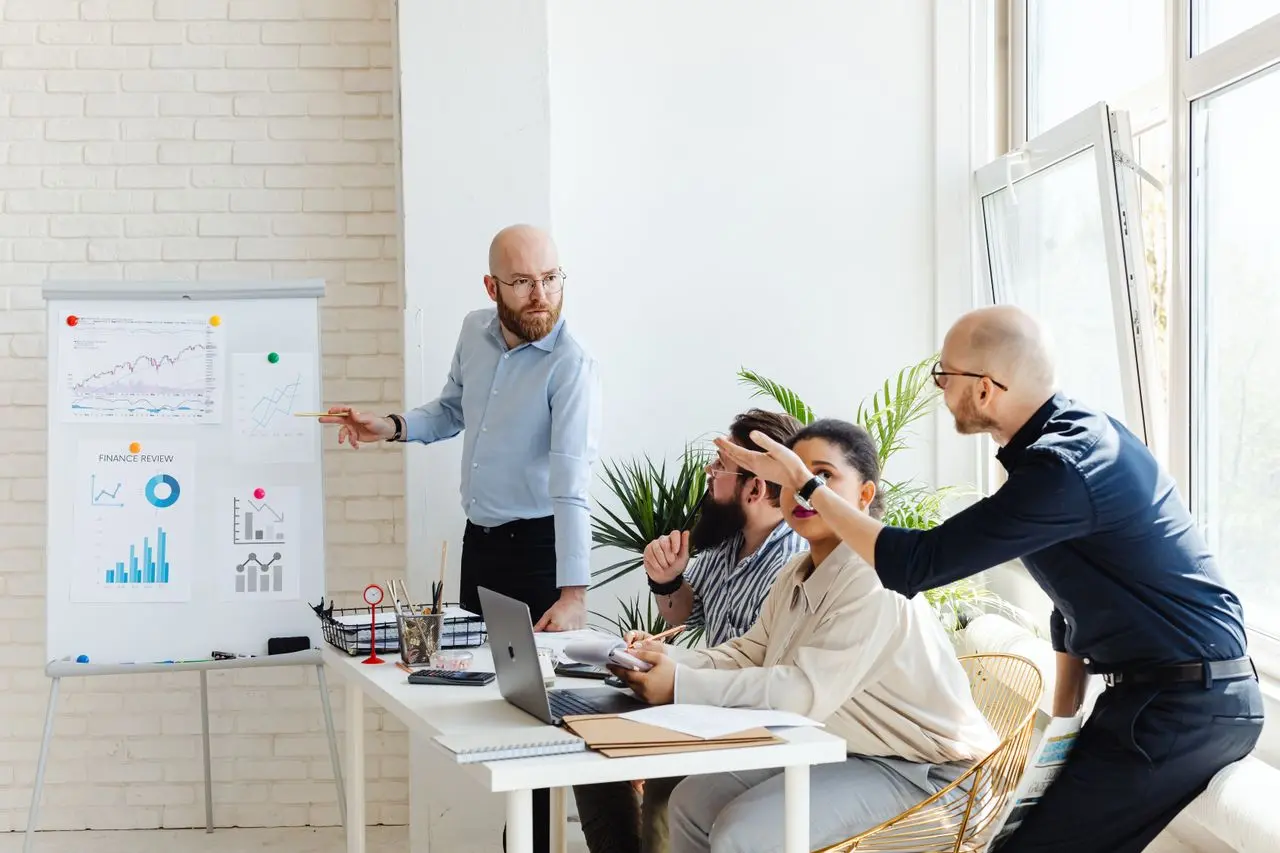 Equipe de negócios analisando dados em um escritório