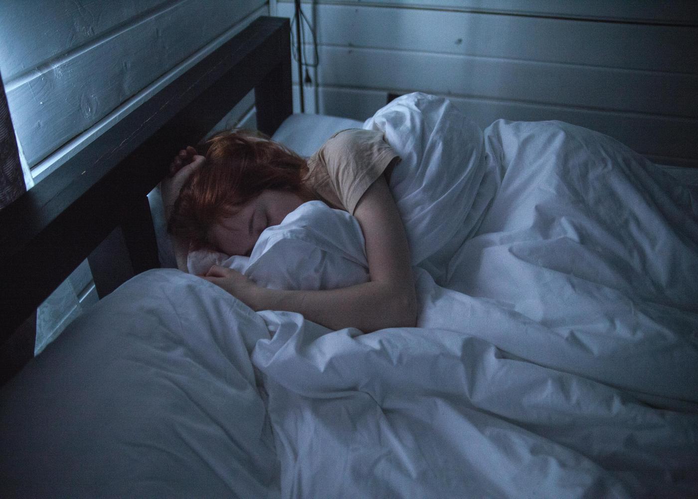 Sleep fake scenarios: Woman sleeping in a white bed