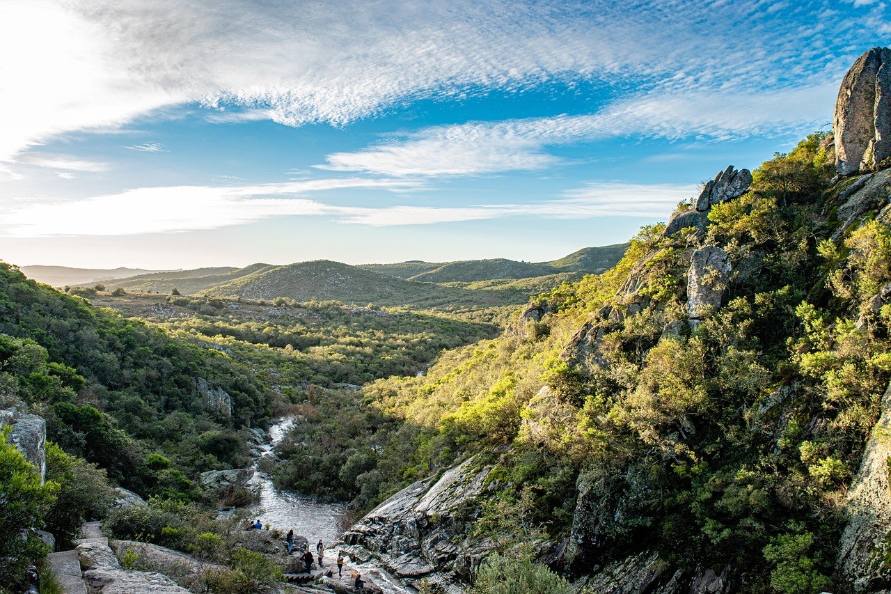 Sendero entre sierras y arroyo con cascadas en Uruguay, paisaje de trekking elegido con una app de viajes con inteligencia artificial