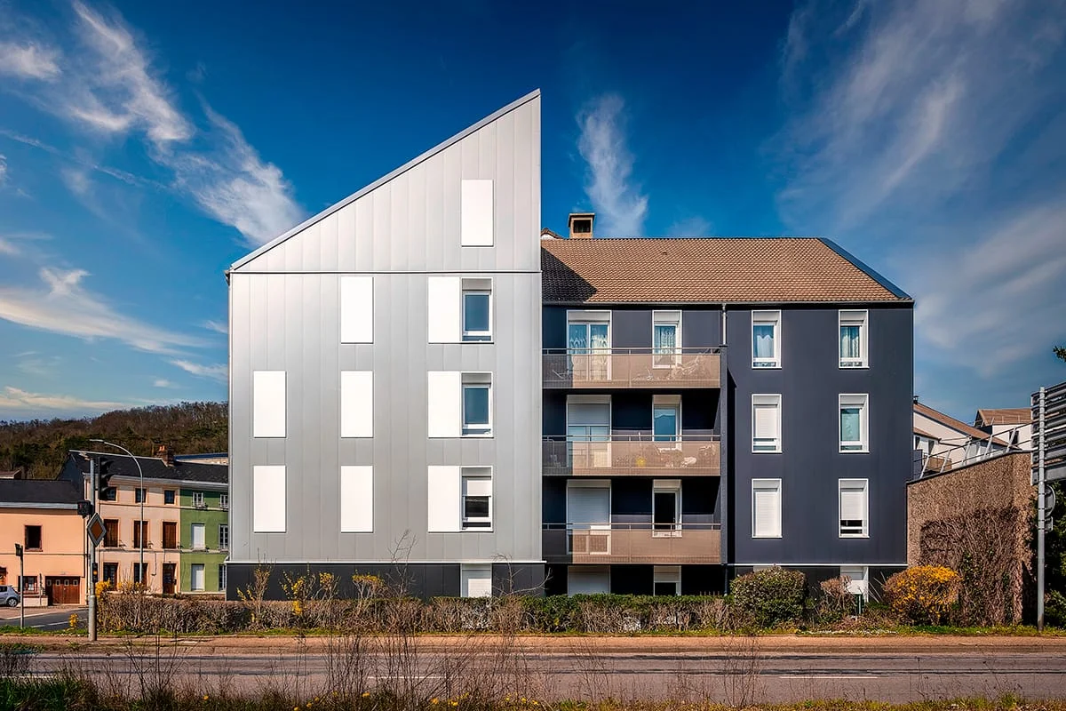 Résidence contemporaine à toit asymétrique, façades gris/blanc — photographie d’architecture à Lille, Hauts de France