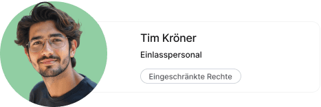 Junger Mann, der zum Einlasspersonal einer Veranstaltung gehört