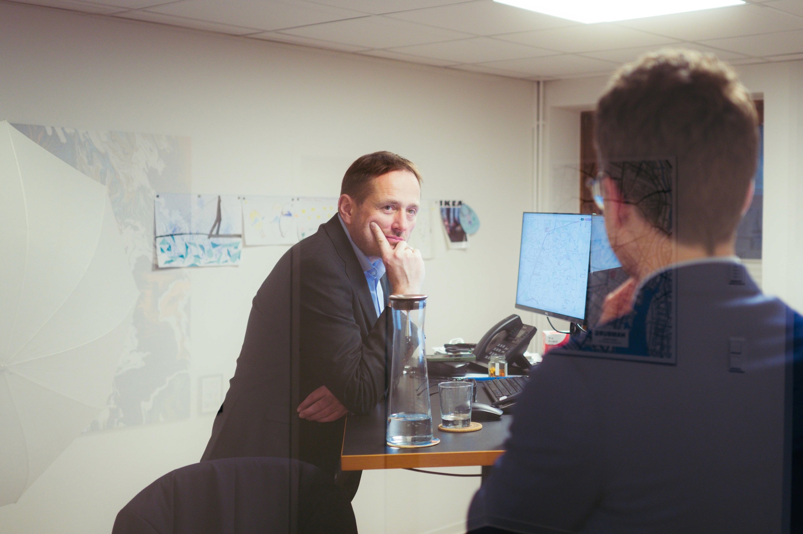 Fachlicher Austausch zwischen Projektleitung und Consultant am Arbeitsplatz