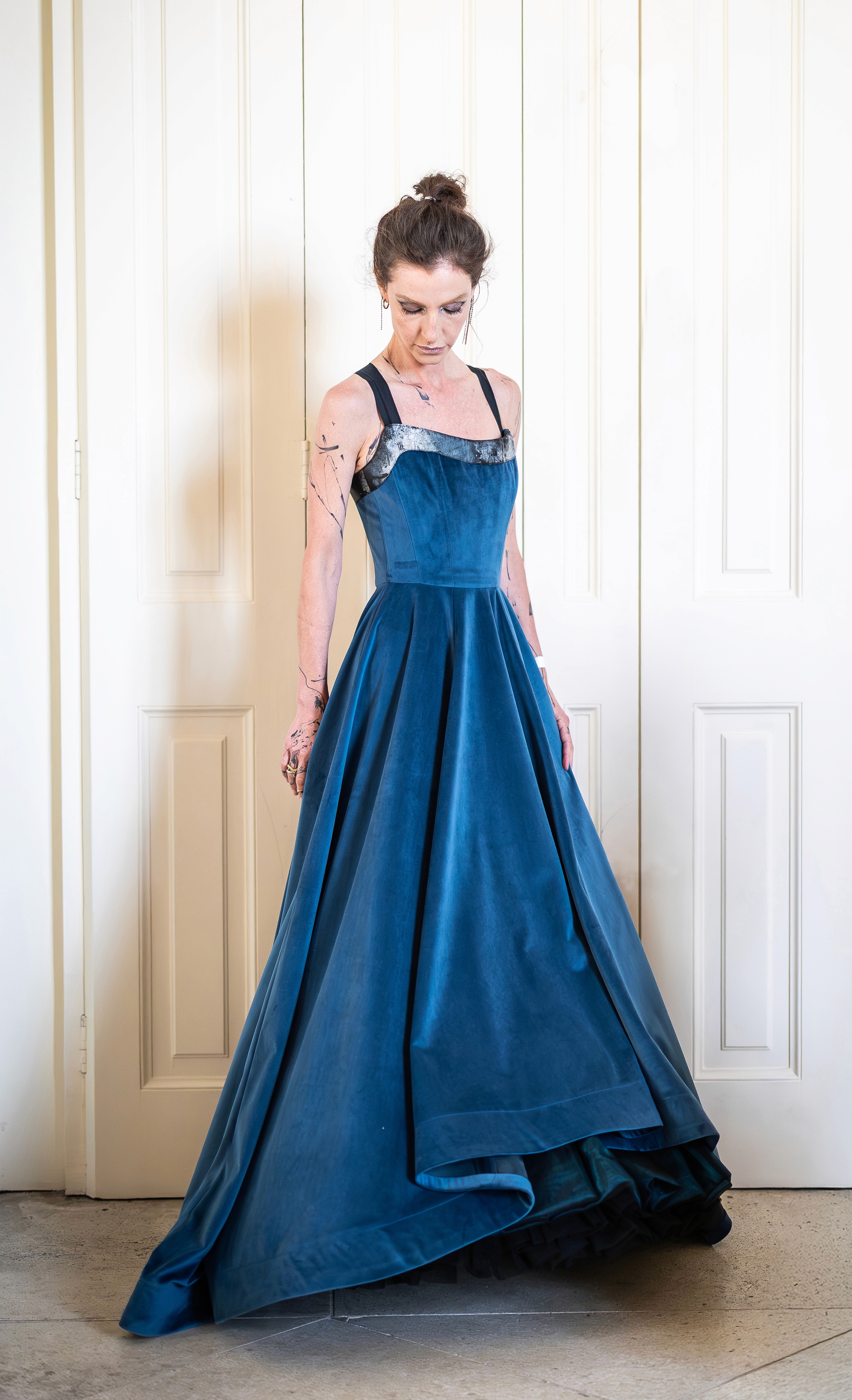model wearing a fitted blue velvet gown