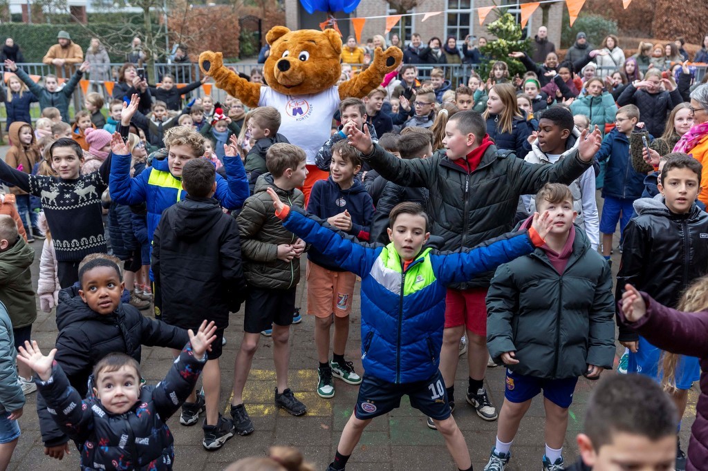 Dansende kinderen met KiKa beer