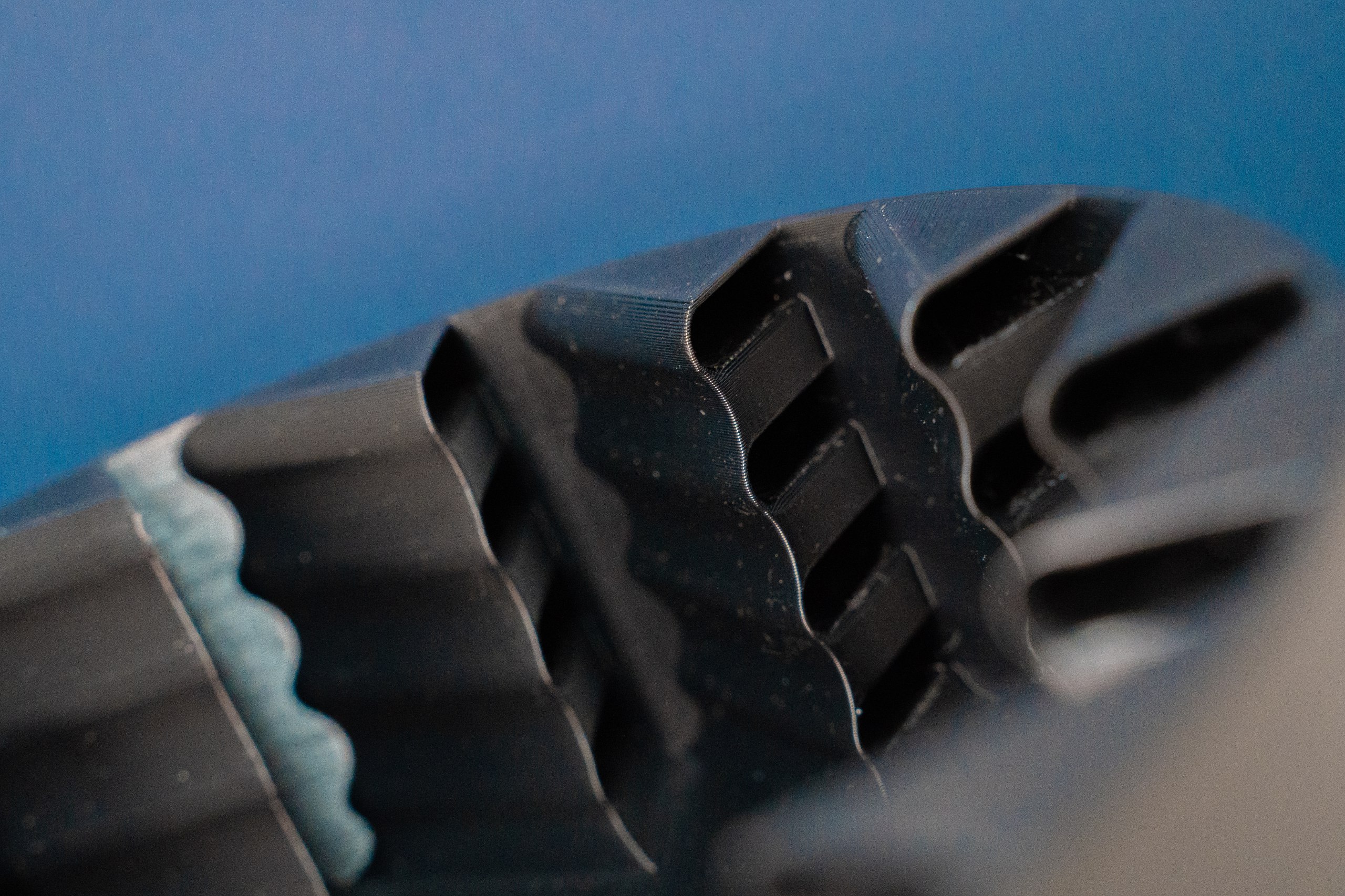 Replica in stampa 3D di ruota pescante per bagnatrice, con geometrie ottimizzate rispetto al componente originale danneggiato.