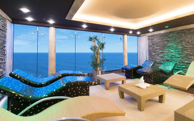 Área de spa com vista panorâmica para o mar no MSC Preziosa