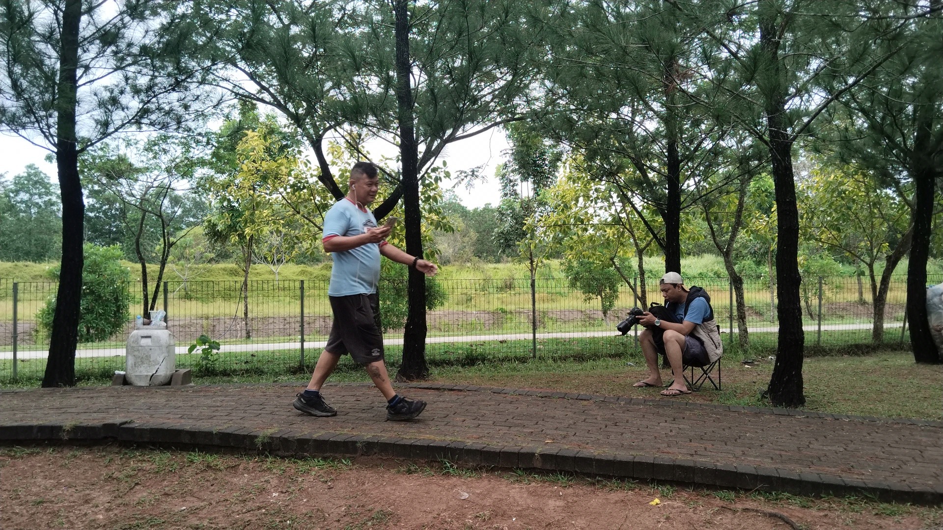Gede Ngurah Oka Perdana melakukan kegiatan coding