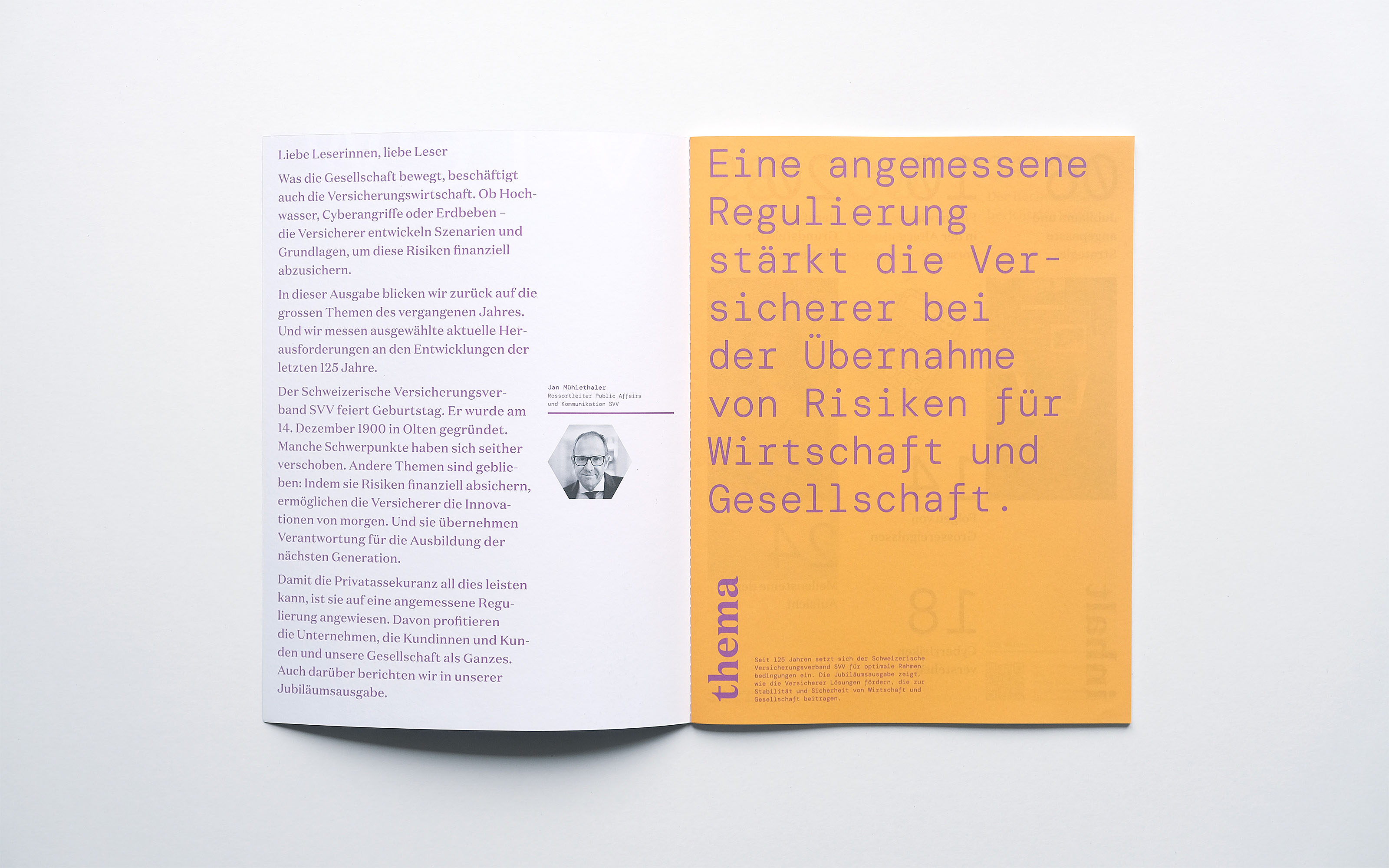 Ein aufgeschlagenes Magazin. Es ist das Editorial und das Magazinthema zu sehen.