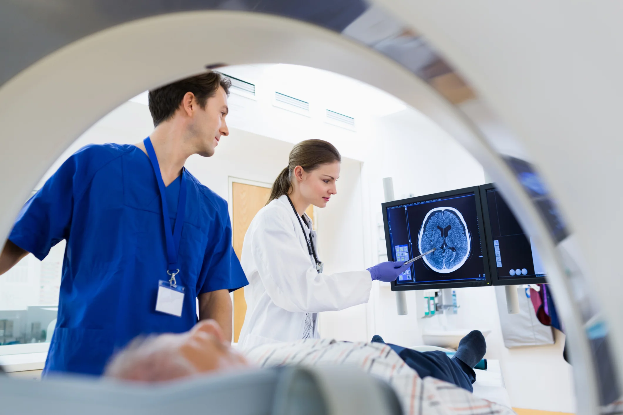 Steps for imaging centers to smoothly transition to virtual contrast supervision through clear planning, hands-on training, empowering onsite leaders, and maintaining open feedback.