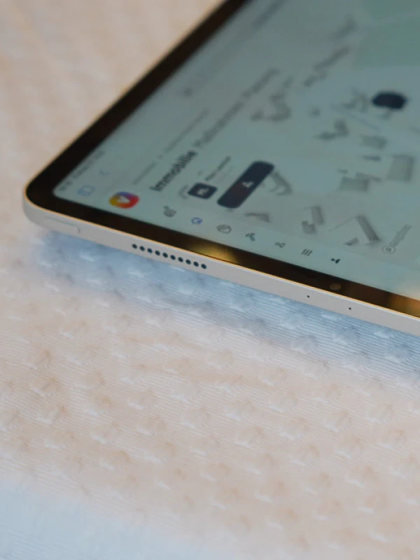 Tablet auf dem das Gebäudedashboard angezeigt wird. Hier werden Daten aus dem viadukt Datahub angezeigt