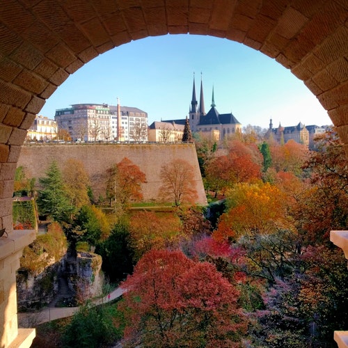 Вид на площадь Конституции и памятник Гель Фра, город Люксембург