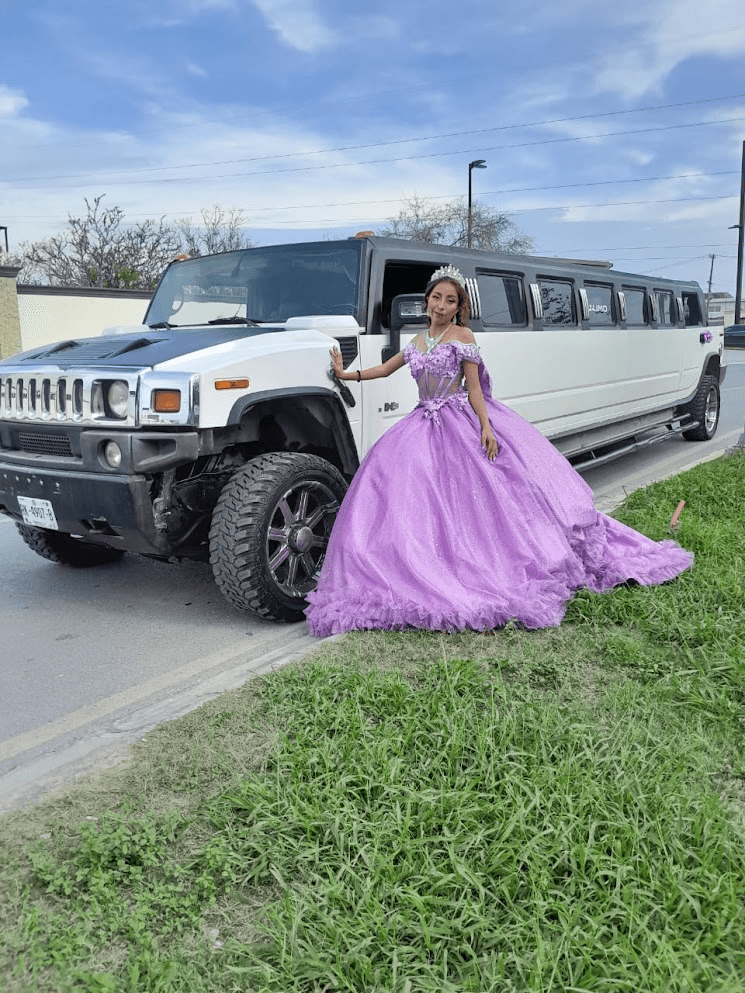 Limosita Hummer blanca en Monterrey estacionada para evento de quinceaños y quinceañera con vestido morado