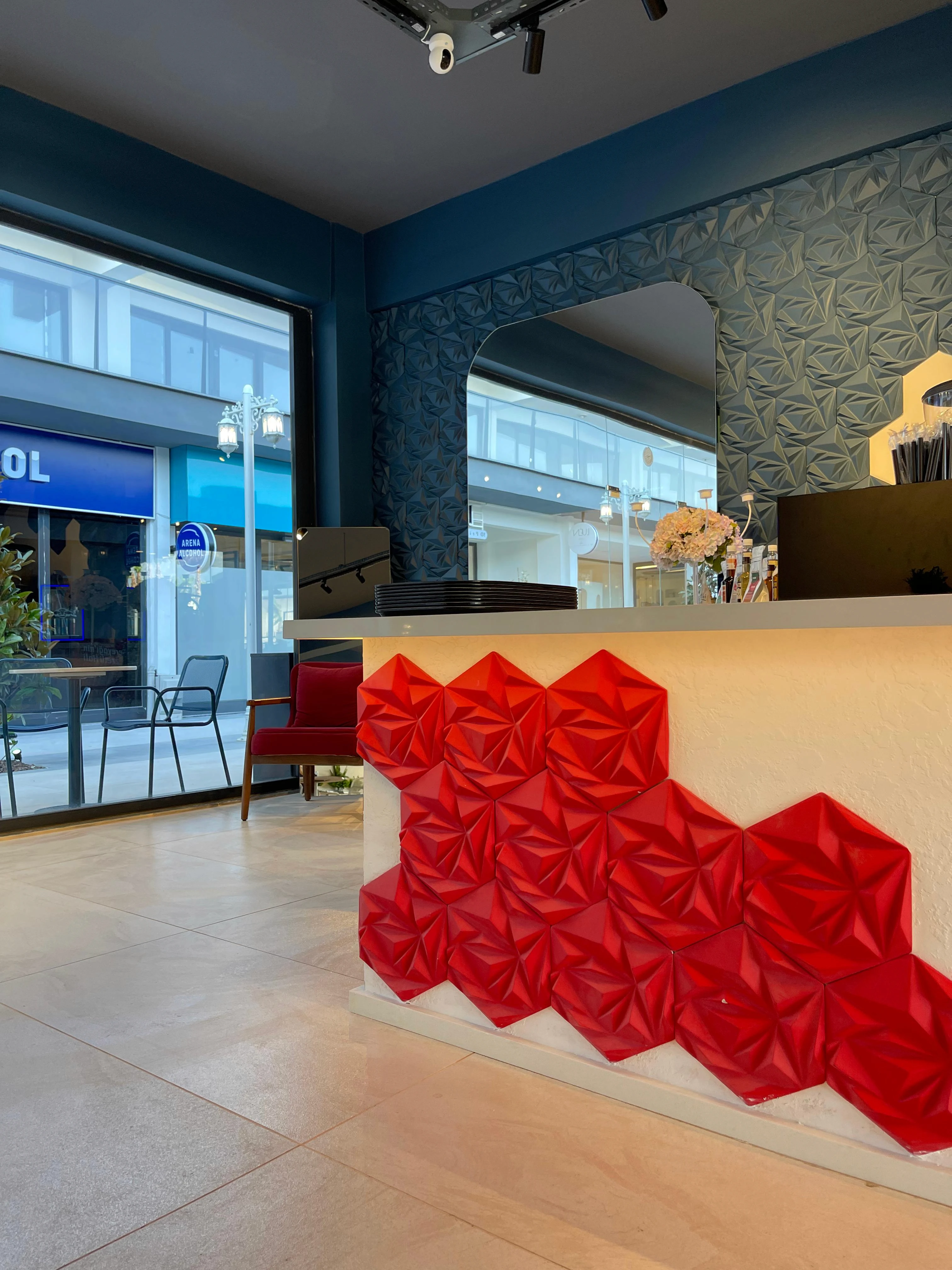 Bar bankosu tasarımı için darbelere dayanıklı brüt beton görünümlü paneller