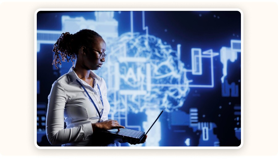 Spécialiste analysant un système d’automatisation e-commerce basé sur l’IA