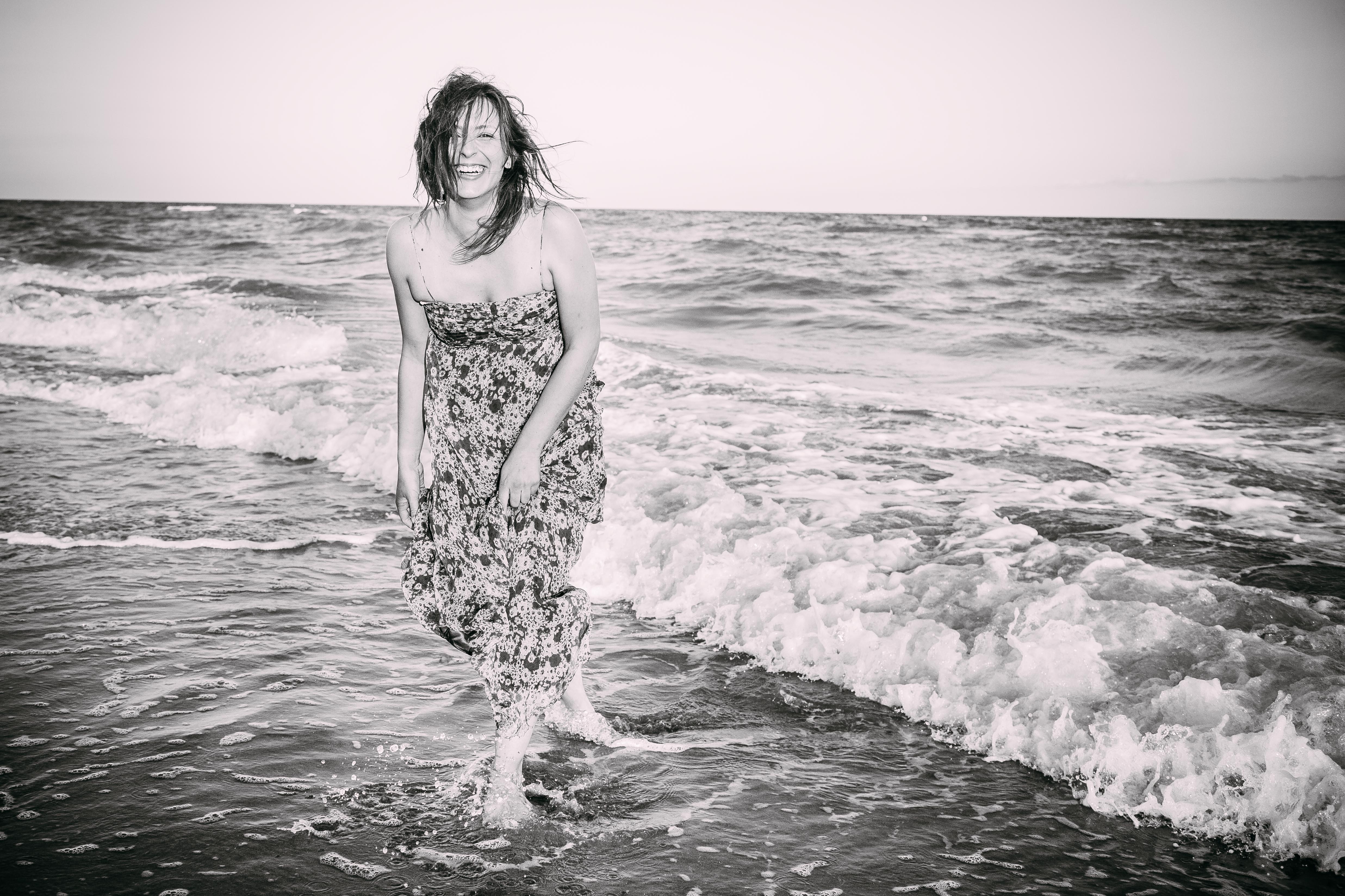 Chica en la playa con un vestido largo en blanco y negro