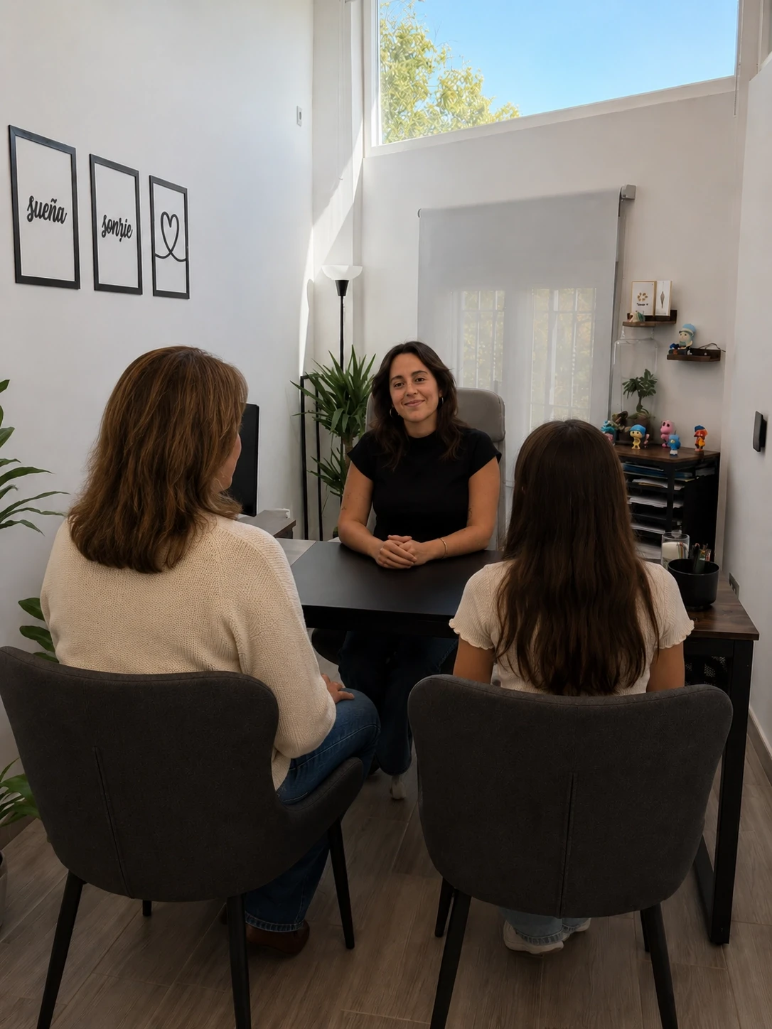 psicologa realizando un informe pericial en Málaga